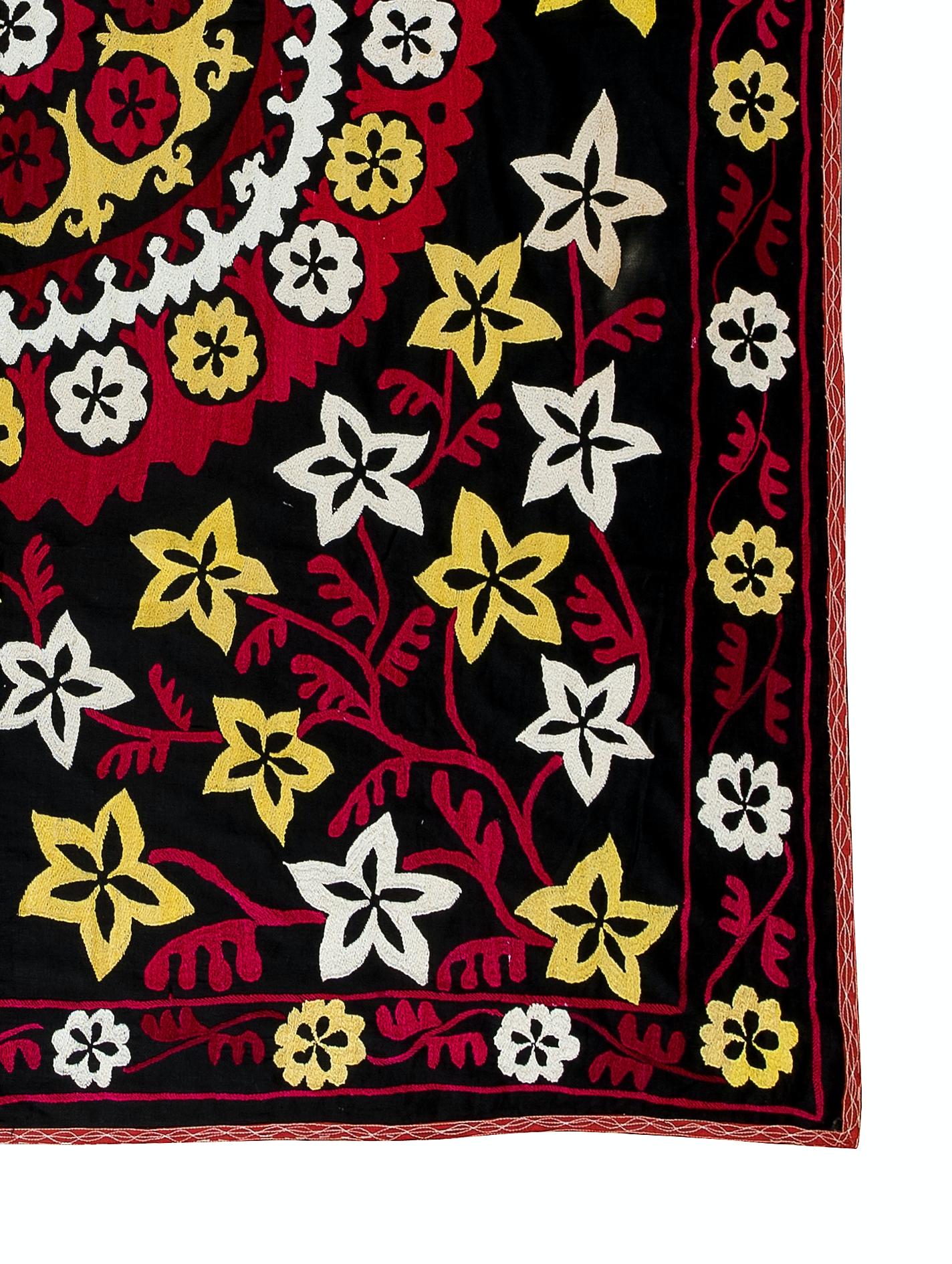 Ouzbek 5x6.4 Ft Silk Embroidery Bed Cover, Suzani Wall Hanging, Needlework Table Nappe en vente