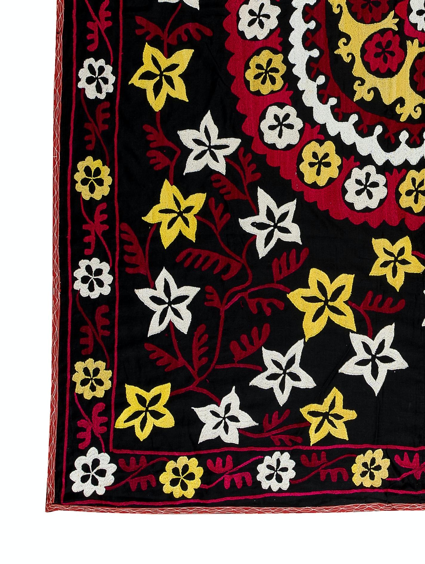 Brodé 5x6.4 Ft Silk Embroidery Bed Cover, Suzani Wall Hanging, Needlework Table Nappe en vente