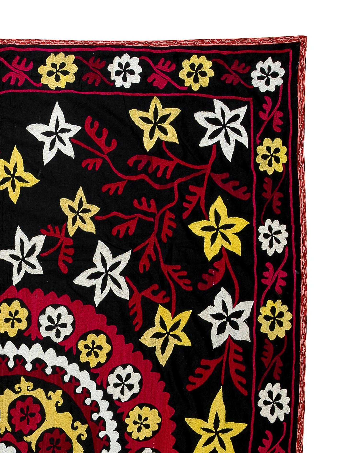 5x6.4 Ft Silk Embroidery Bed Cover, Suzani Wall Hanging, Needlework Table Nappe Excellent état - En vente à Spring Valley, NY