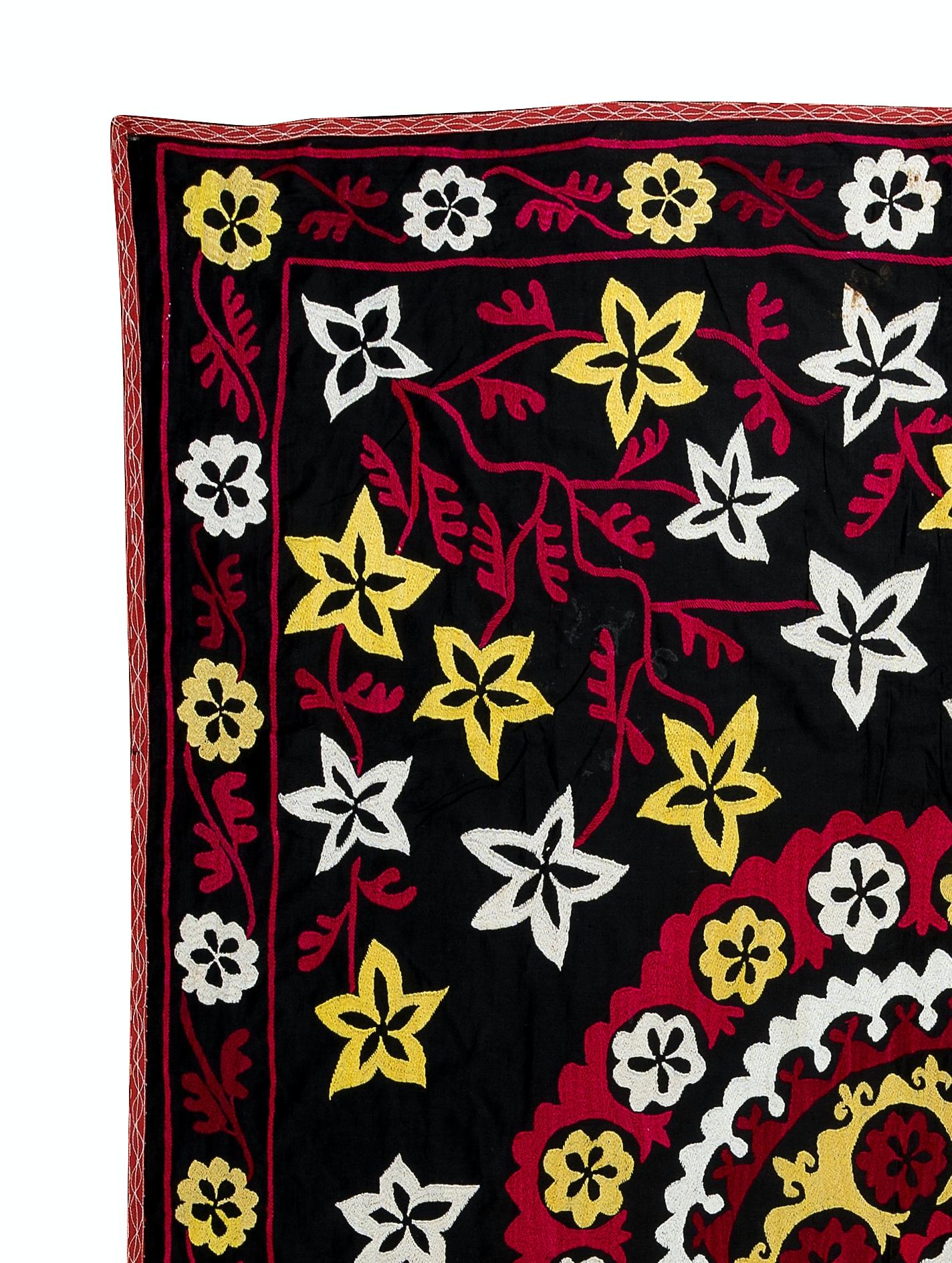 20ième siècle 5x6.4 Ft Silk Embroidery Bed Cover, Suzani Wall Hanging, Needlework Table Nappe en vente