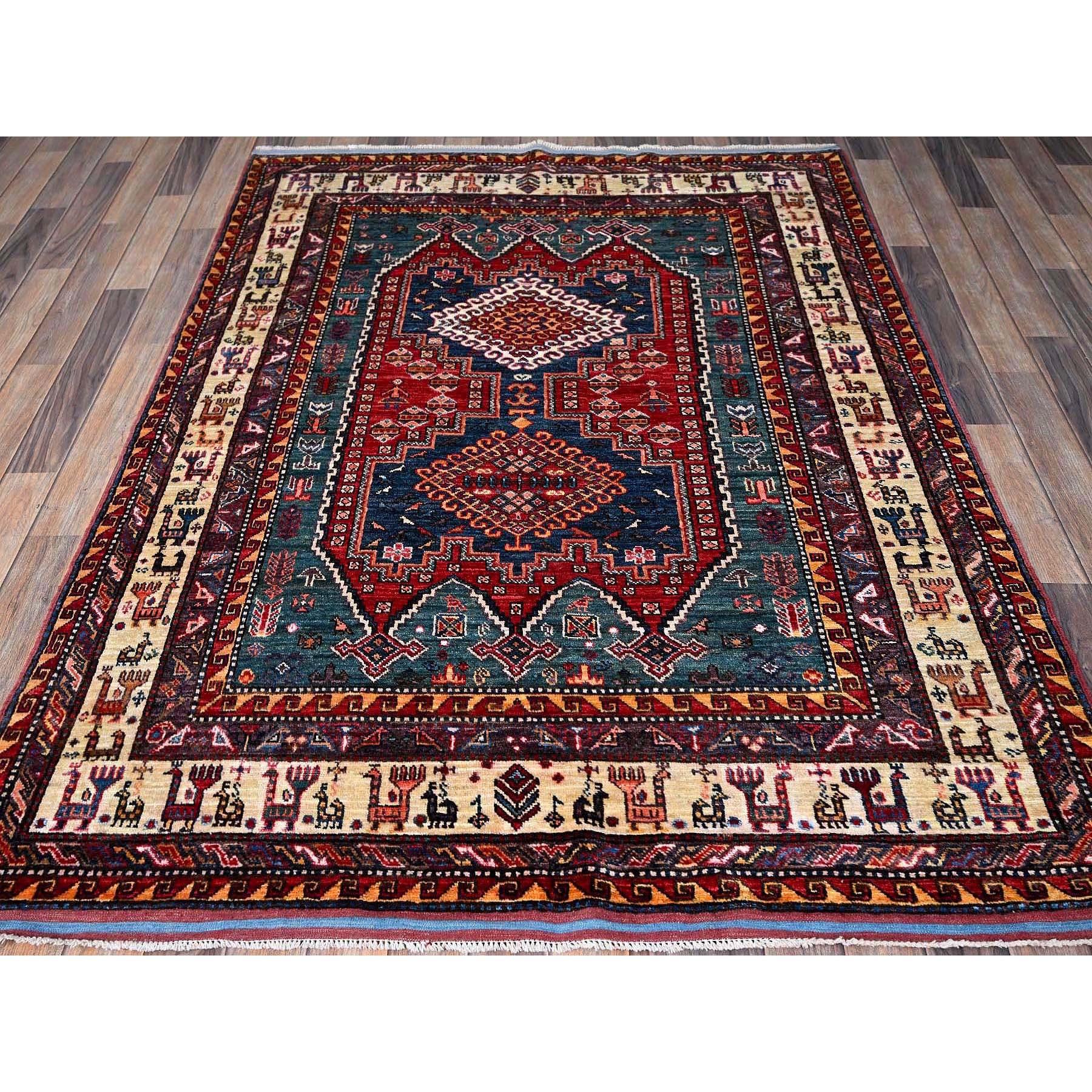 Karmesinrot, afghanischer Ersari mit türkischem Knoten, kaukasisches Design Revival, antike Vogelfiguren, weiche und samtige Wolle, pflanzliche Farbstoffe, dicht gewebt, handgeknüpft, Orientteppich
Primäre MATERIALIEN: Wolle
Latex: Kein Flor 
Höhe: