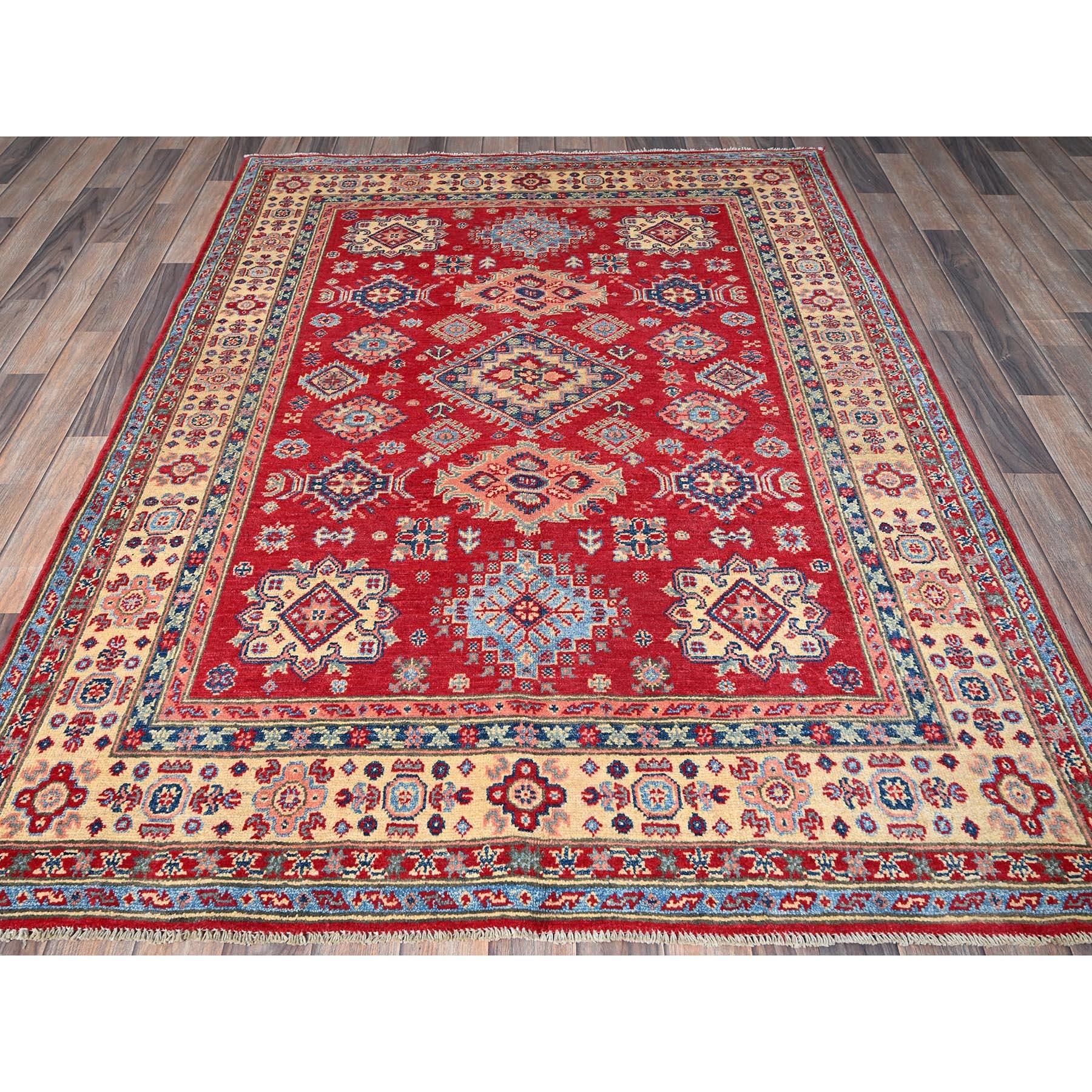 Rosso scarlatto, Kazak con disegno di medaglioni geometrici, Tinture vegetali, Annodato a mano, Trama più fitta, Pura lana, Tappeto orientale
Materiali primari: Lana
Lattice: No Pile 
altezza: 0,25 pollici
Stile: Tradizionale
Colore primario: