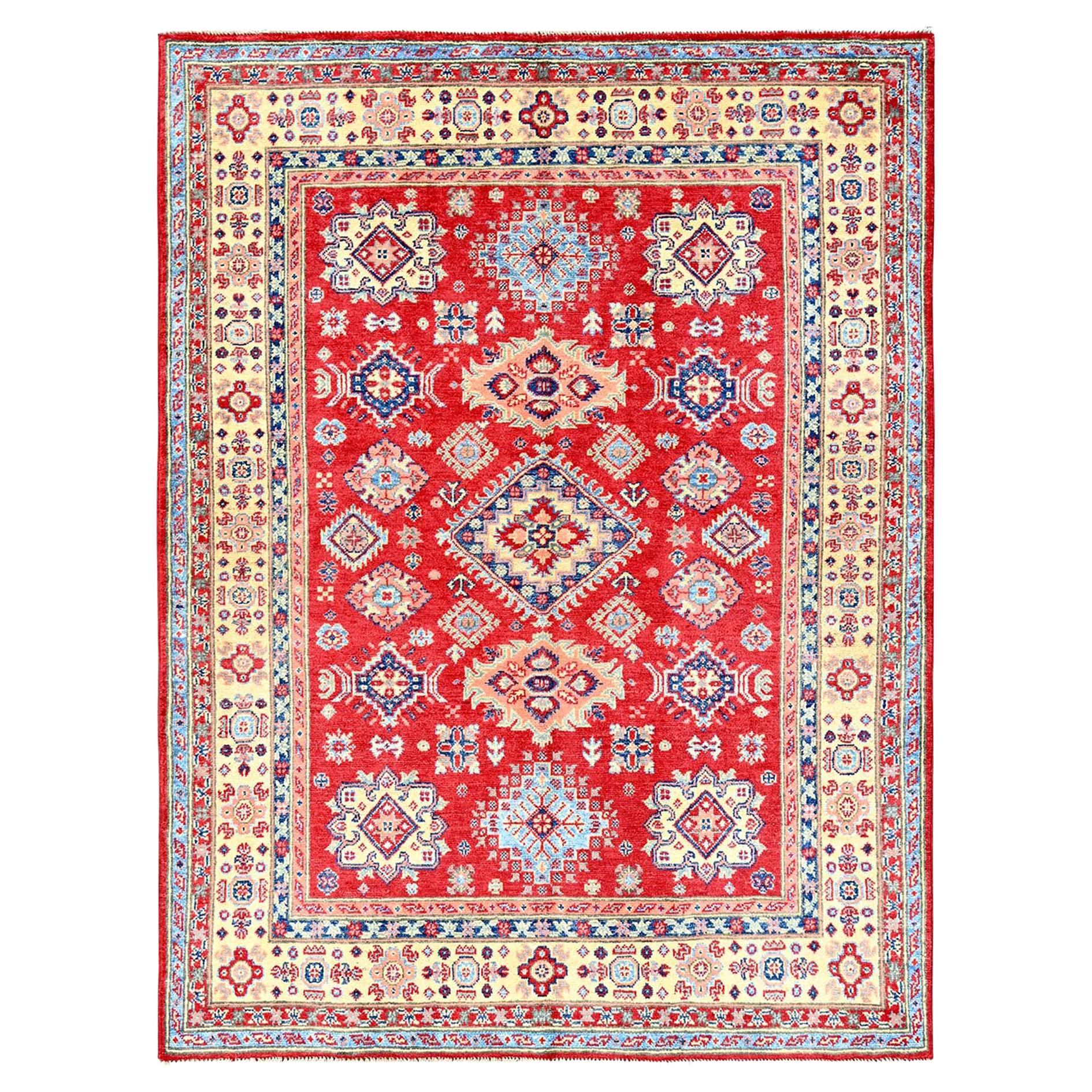 Tappeto in lana morbida annodato a mano 5'x6'4" rosso Kazak con disegni geometrici a medaglioni