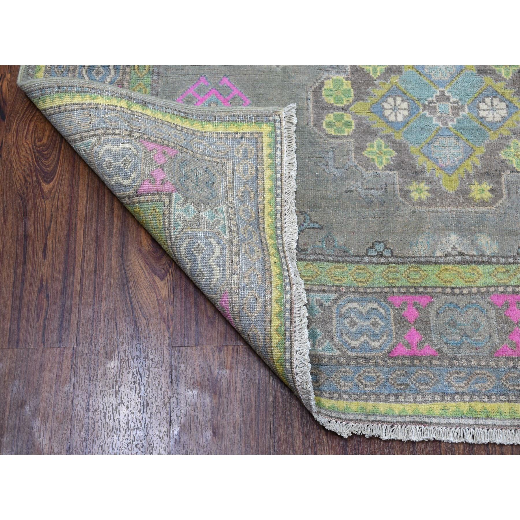 Il s'agit d'un véritable tapis noué à la main en pure laine à motifs géométriques, Colorful Gray Fusion Kazak. Il a été noué pendant des mois et des mois selon les techniques séculaires du tissage persan par des artisans