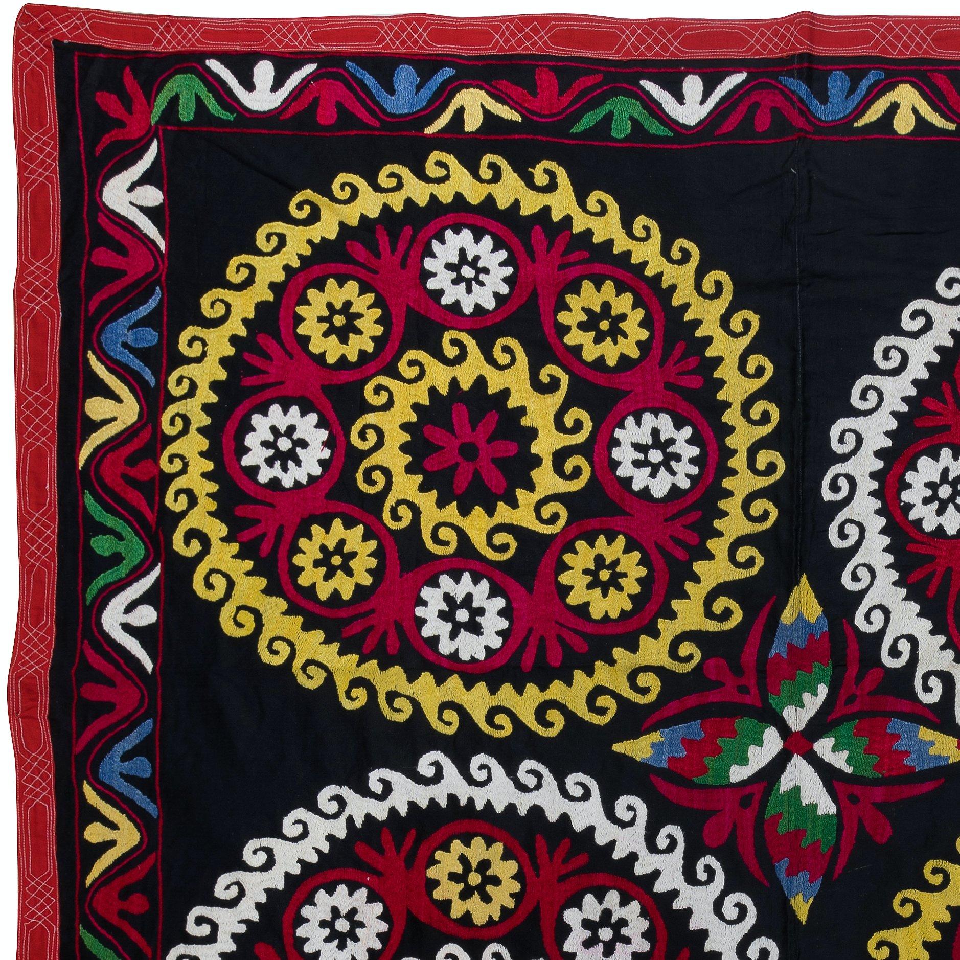 Entrez dans un monde de couleurs vibrantes et d'artisanat complexe avec notre tenture murale ou notre couvre-lit en soie brodée à la main Uzbek Suzani. Cette pièce étonnante est parfaite pour ajouter une touche d'élégance à votre décoration