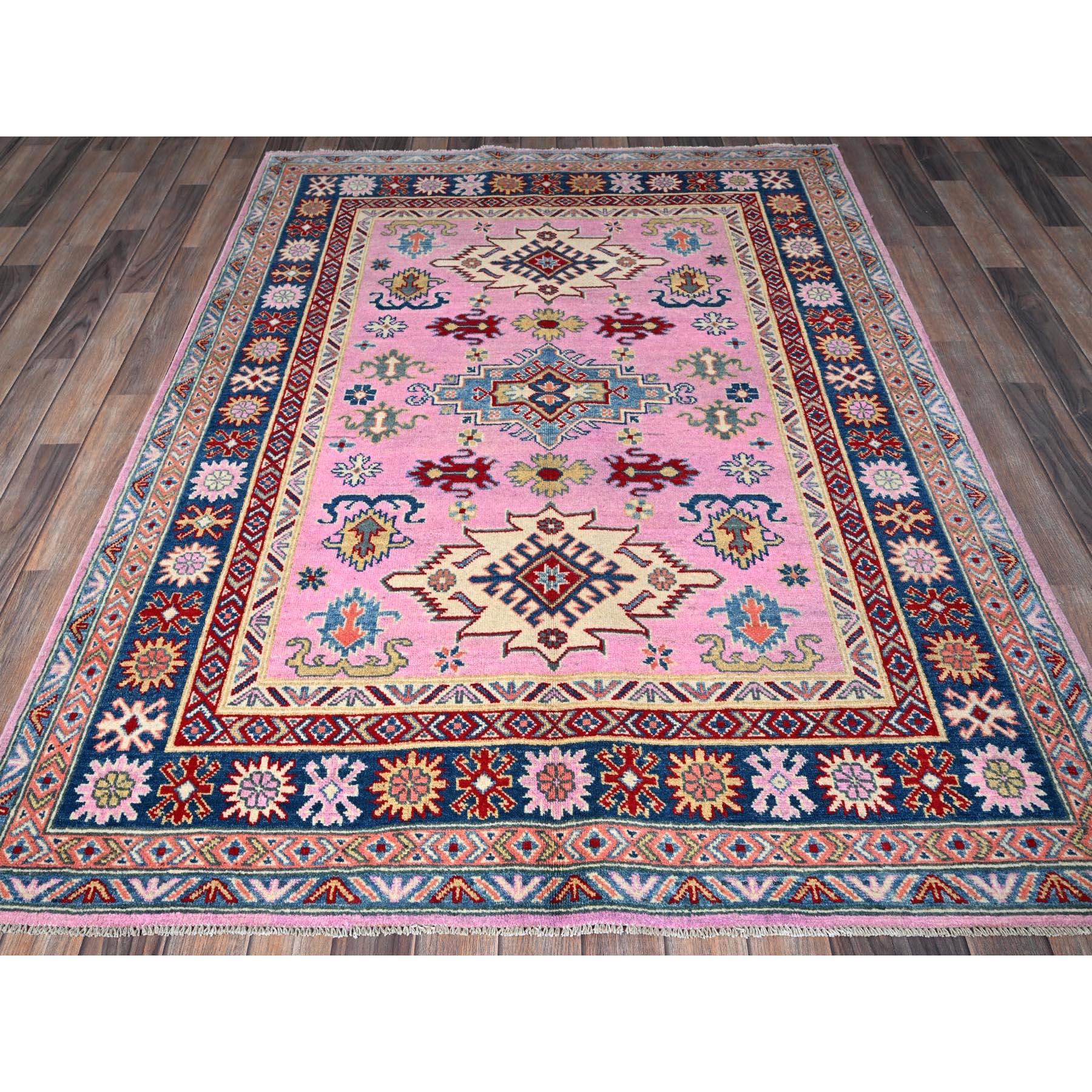 Aurora Pink, Kazak mit geometrischem Medaillon-Design, handgeknüpft, pflanzlich gefärbt, dichtere Webart, reine Wolle, Orientteppich
Primäre MATERIALIEN: Wolle
Latex: Nein Flor h
acht: 0,25 Zoll
Stil: Traditionell
Grundfarbe: Rosa
Sekundäre Farben: