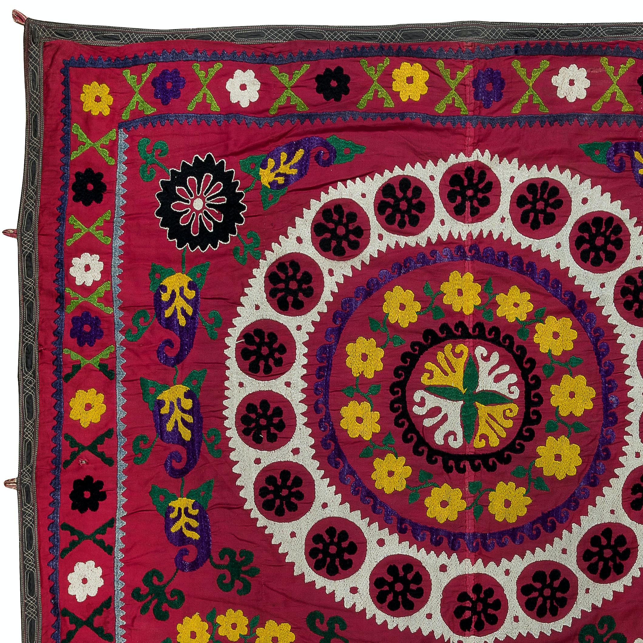 Suzani 5x6.7 Ft Silk Embroidery Throw, Vintage 1990 Red Tapestry, Uzbek Wall Hanging en vente