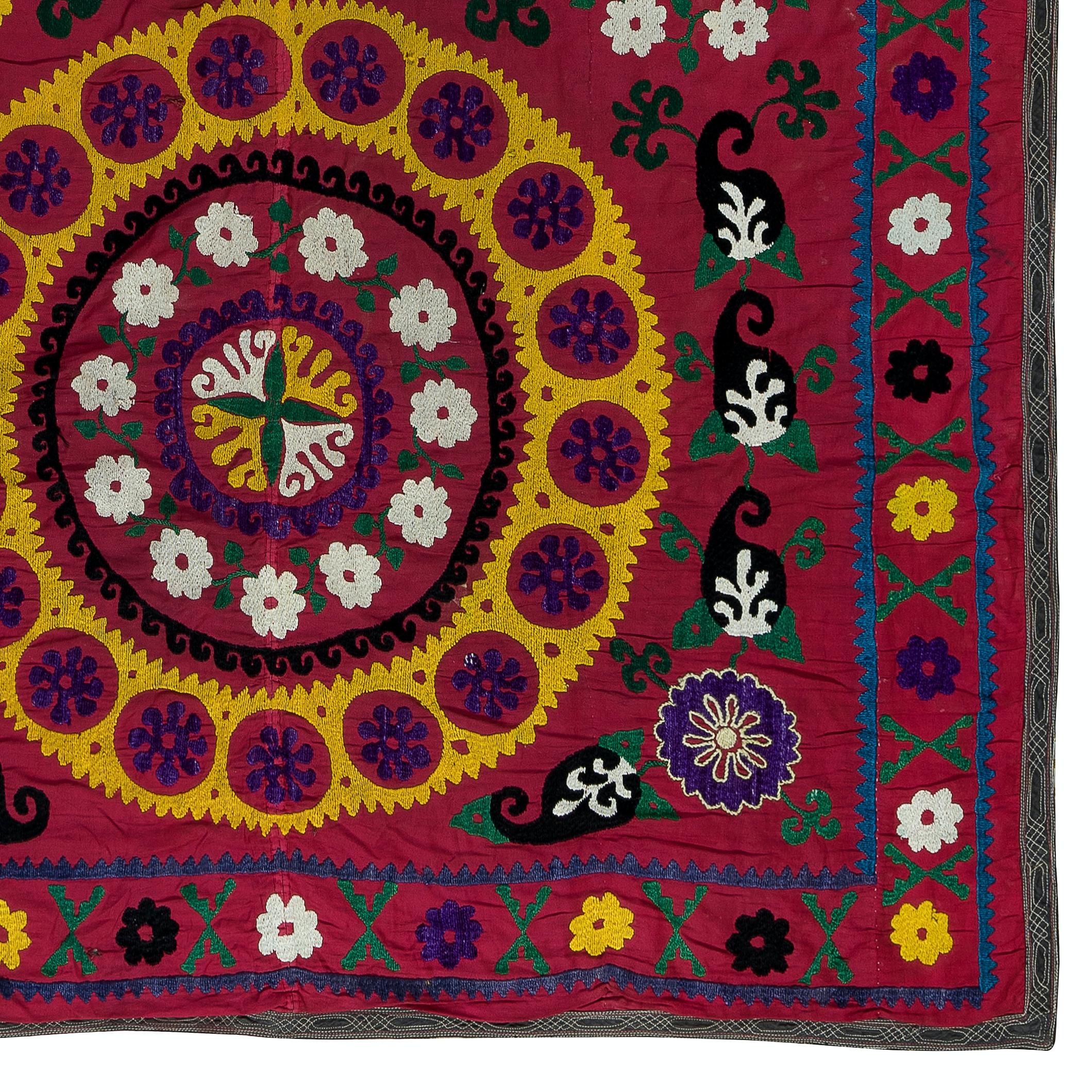Ouzbek 5x6.7 Ft Silk Embroidery Throw, Vintage 1990 Red Tapestry, Uzbek Wall Hanging en vente