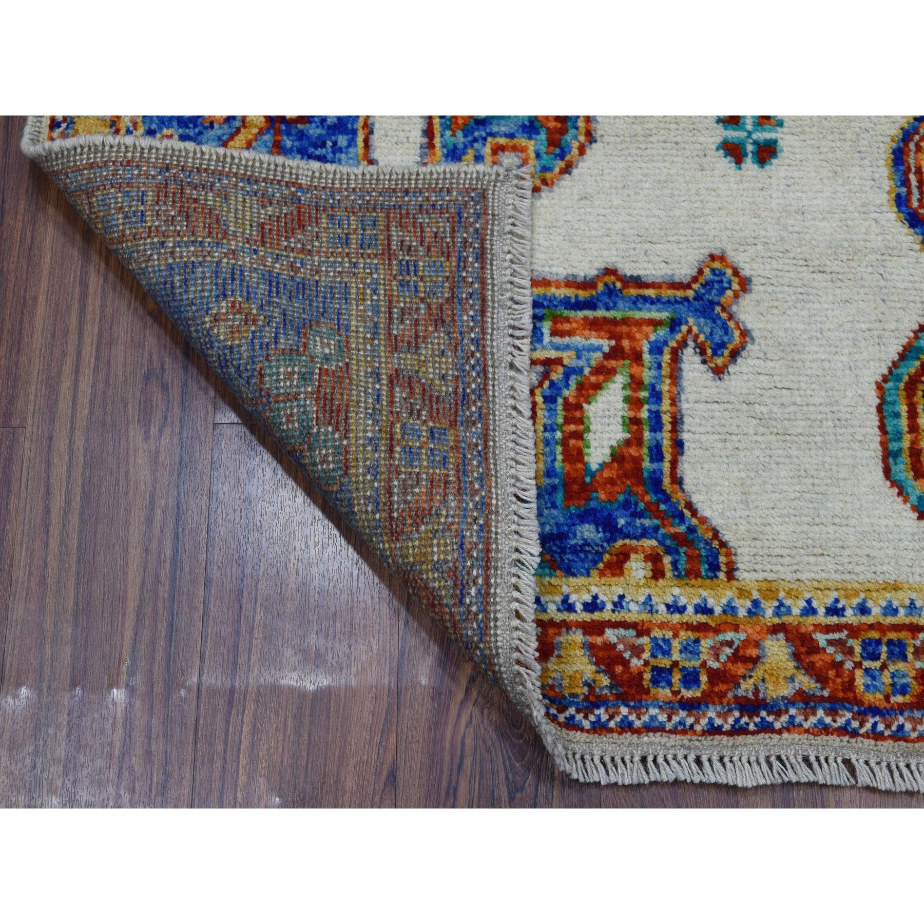 Se trata de una auténtica alfombra oriental de lana pura anudada a mano con un colorido diseño tribal afgano baluch. Ha sido tejida durante meses y meses con las centenarias técnicas artesanales del tejido persa por expertos artesanos.
Materiales