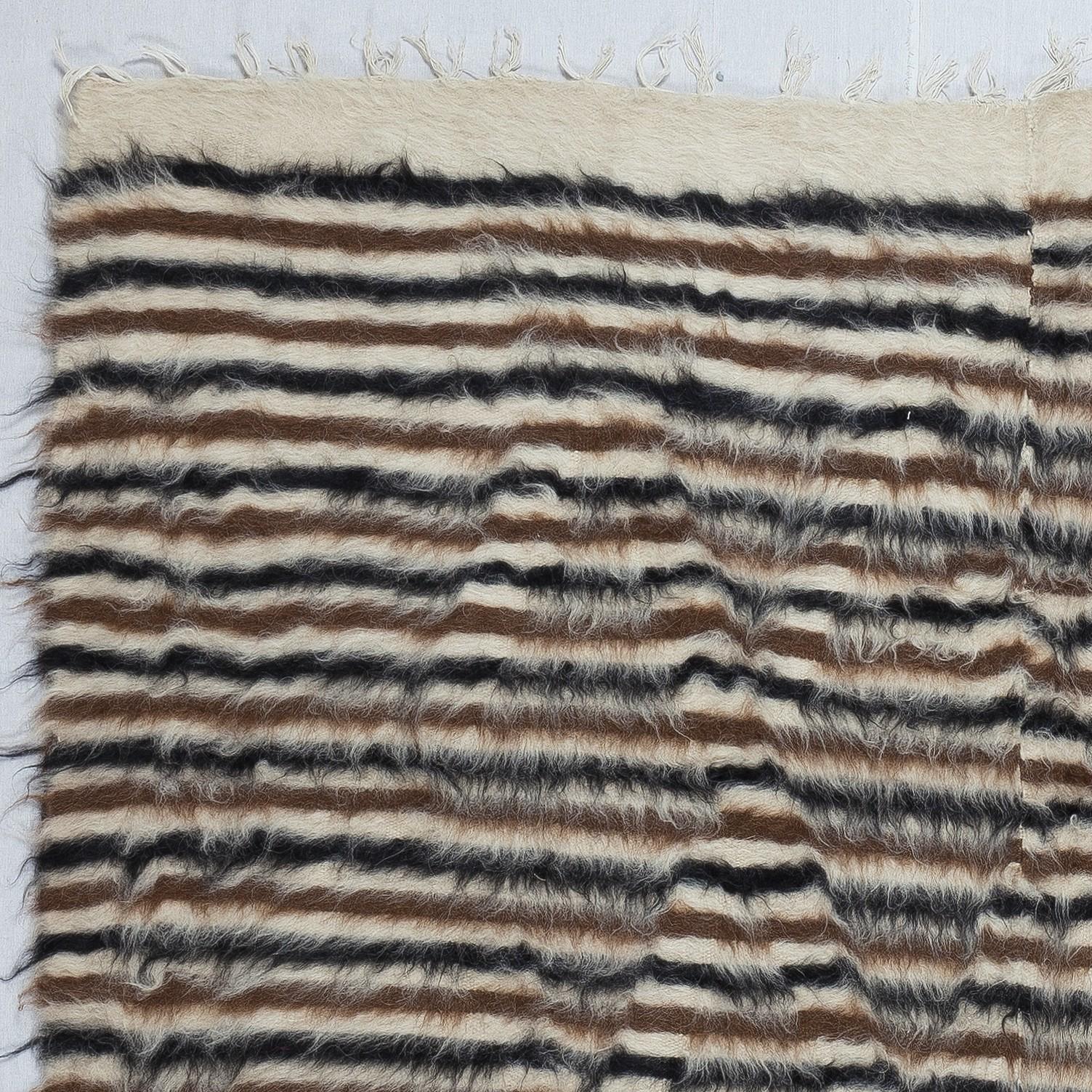 Hand-Woven 5x6.8 Ft Flatweave Wool Kilim Rug. Siirt Blanket. New Bed Cover. Wall Hanging For Sale