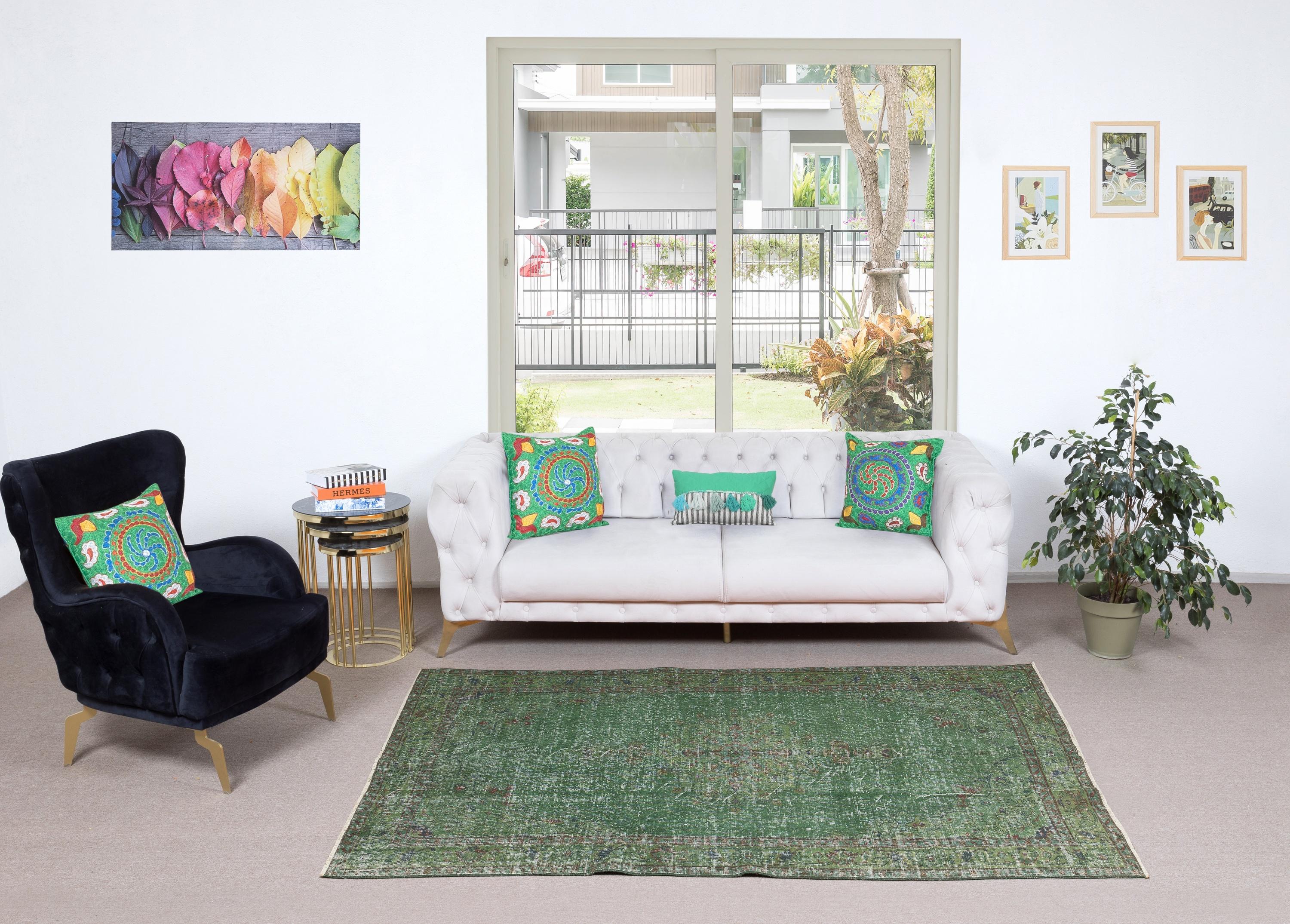 Unsere gefärbten Teppiche sind allesamt handgeknüpfte türkische Vintage-Teppiche, die in unserer Werkstatt sorgfältig restauriert und neu gestaltet wurden, damit sie zu einer breiten Palette von Einrichtungsstilen passen - von modern und