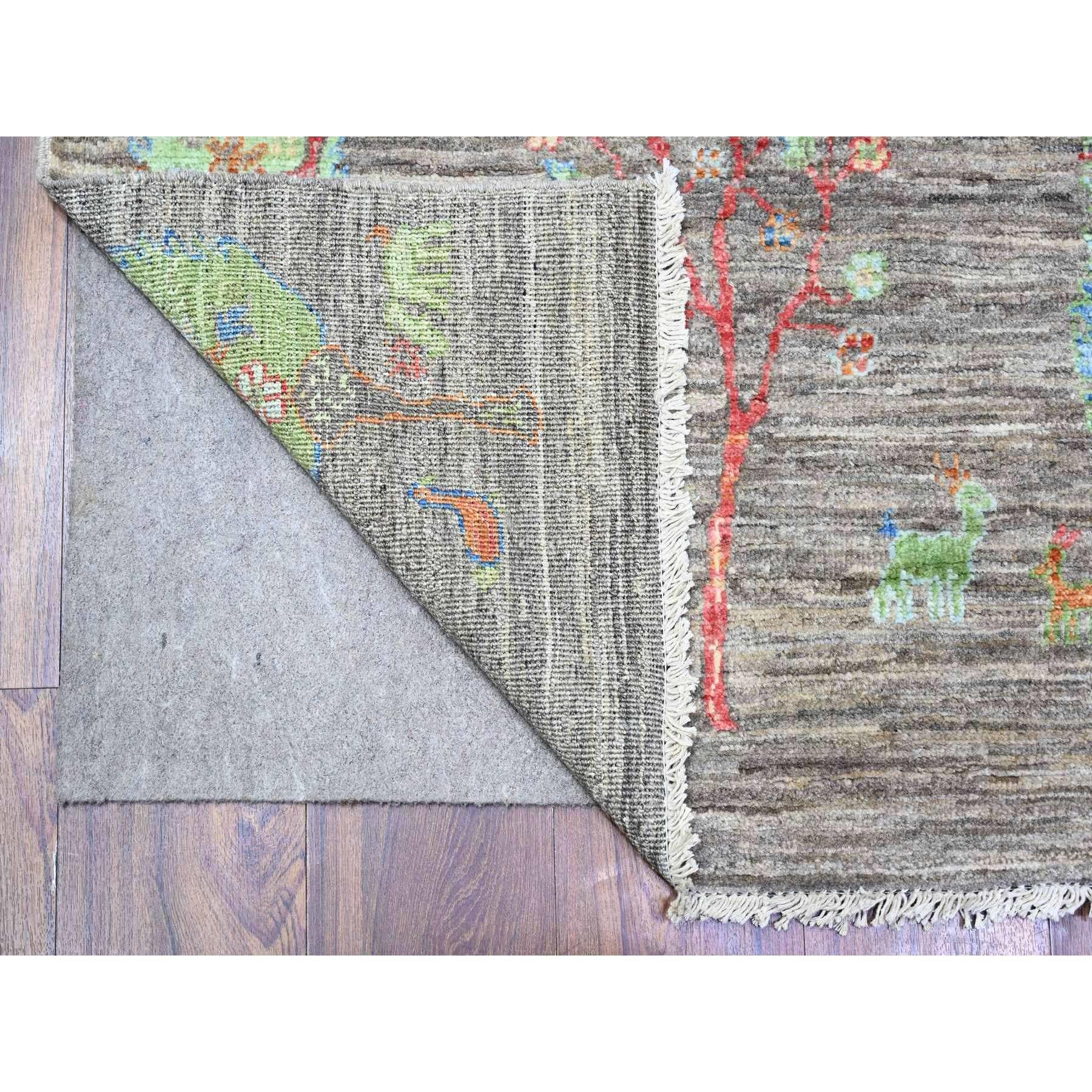 Il s'agit d'un véritable tapis d'Orient, unique en son genre, noué à la main, en pure laine, de la Collection Aryana d'Afghanistan. Il a été noué pendant des mois et des mois selon des techniques de tissage séculaires par des artisans