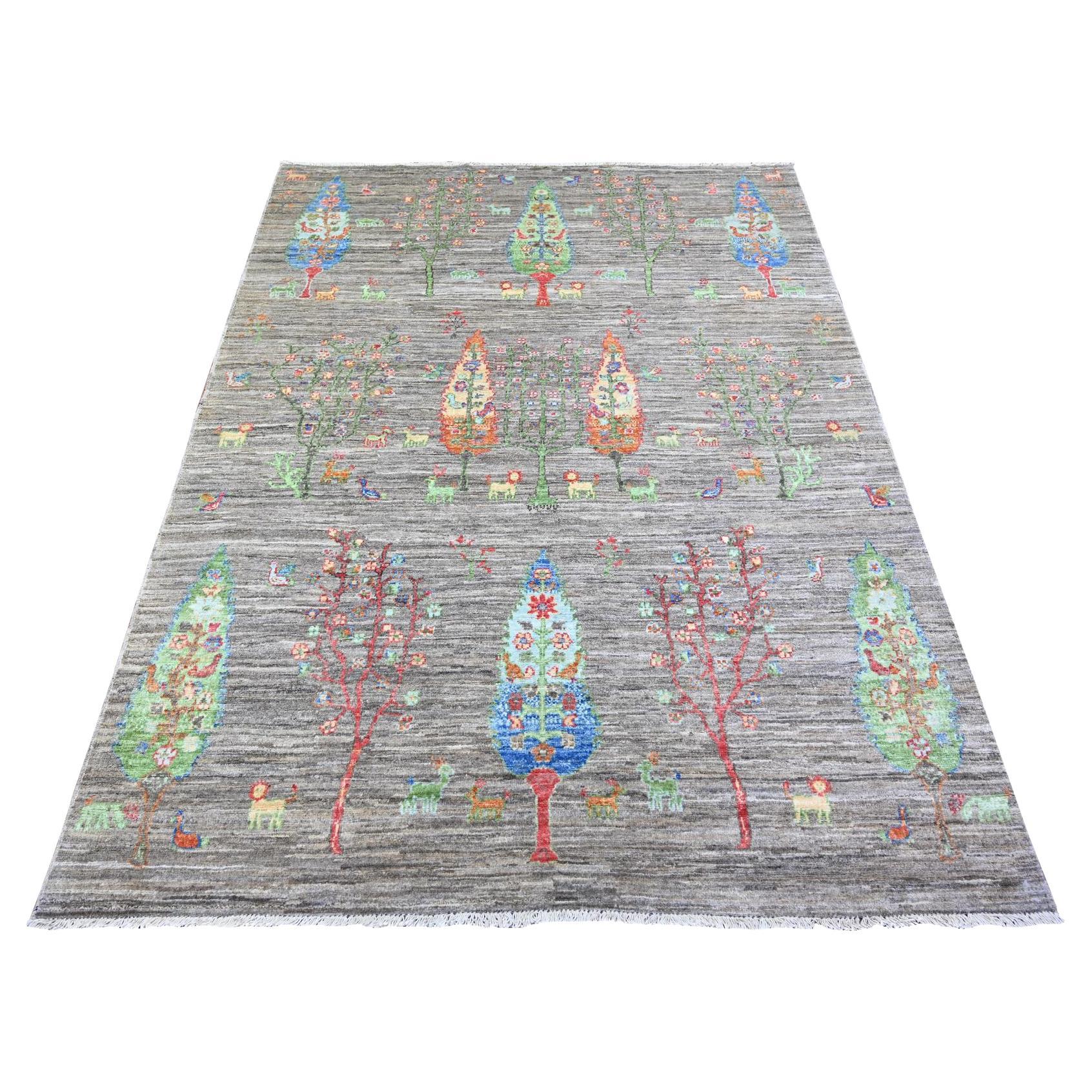 5'x6'8" Ice Gray Ethnic Large Tree Design Aryana Collection Tapis d'Orient en vente