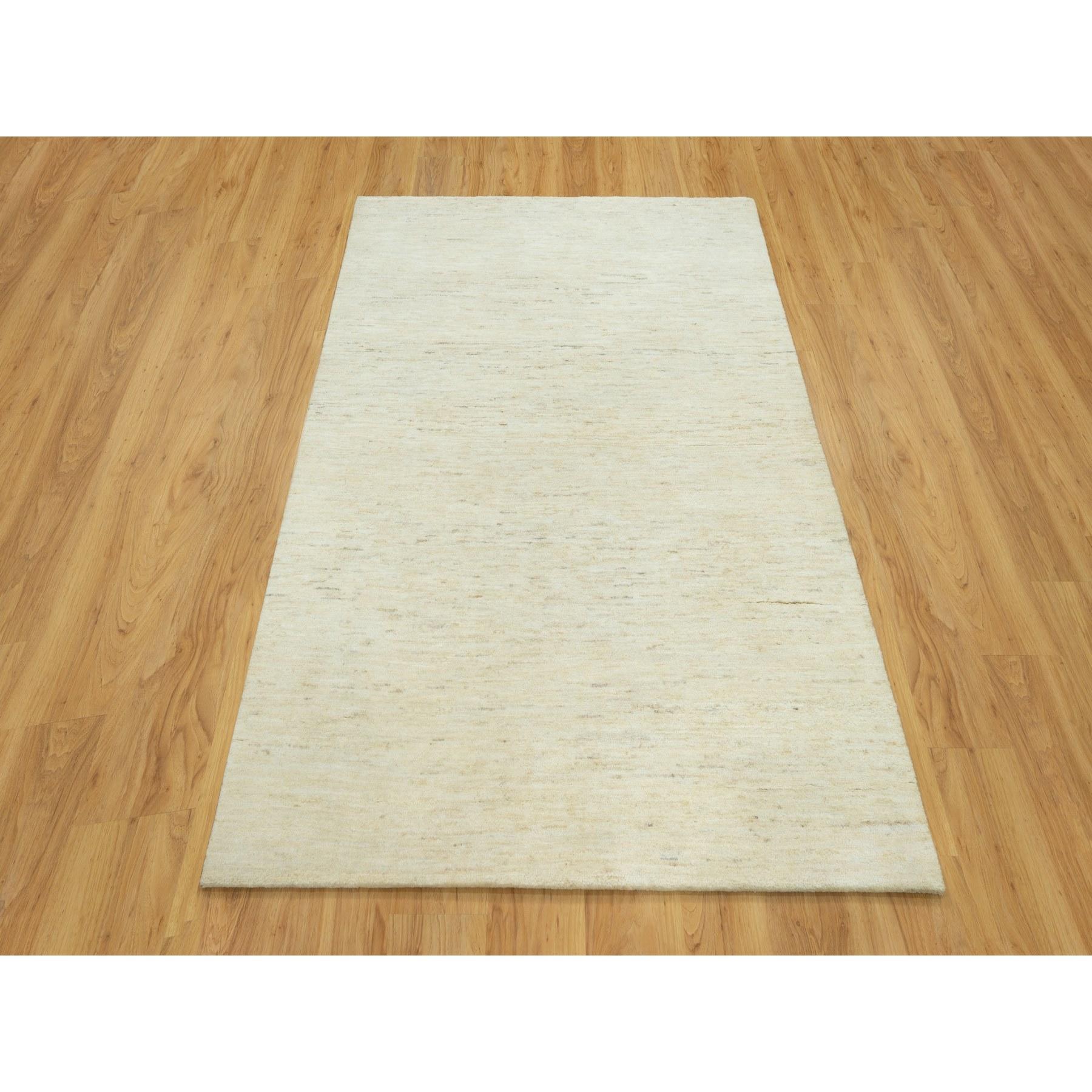 Makronenweiß, Handgeknüpft, Dichtere Webart, Lori Buft Gabbeh Design, Hochwertige Wolle, Weich im Griff, Orientteppich
Primäre MATERIALIEN: Wolle
Latex: Kein Flor 
Höhe: 0,25 Zoll
Stil: Transitional
Grundfarbe: Elfenbein
Sekundärfarben: Elfenbein,
