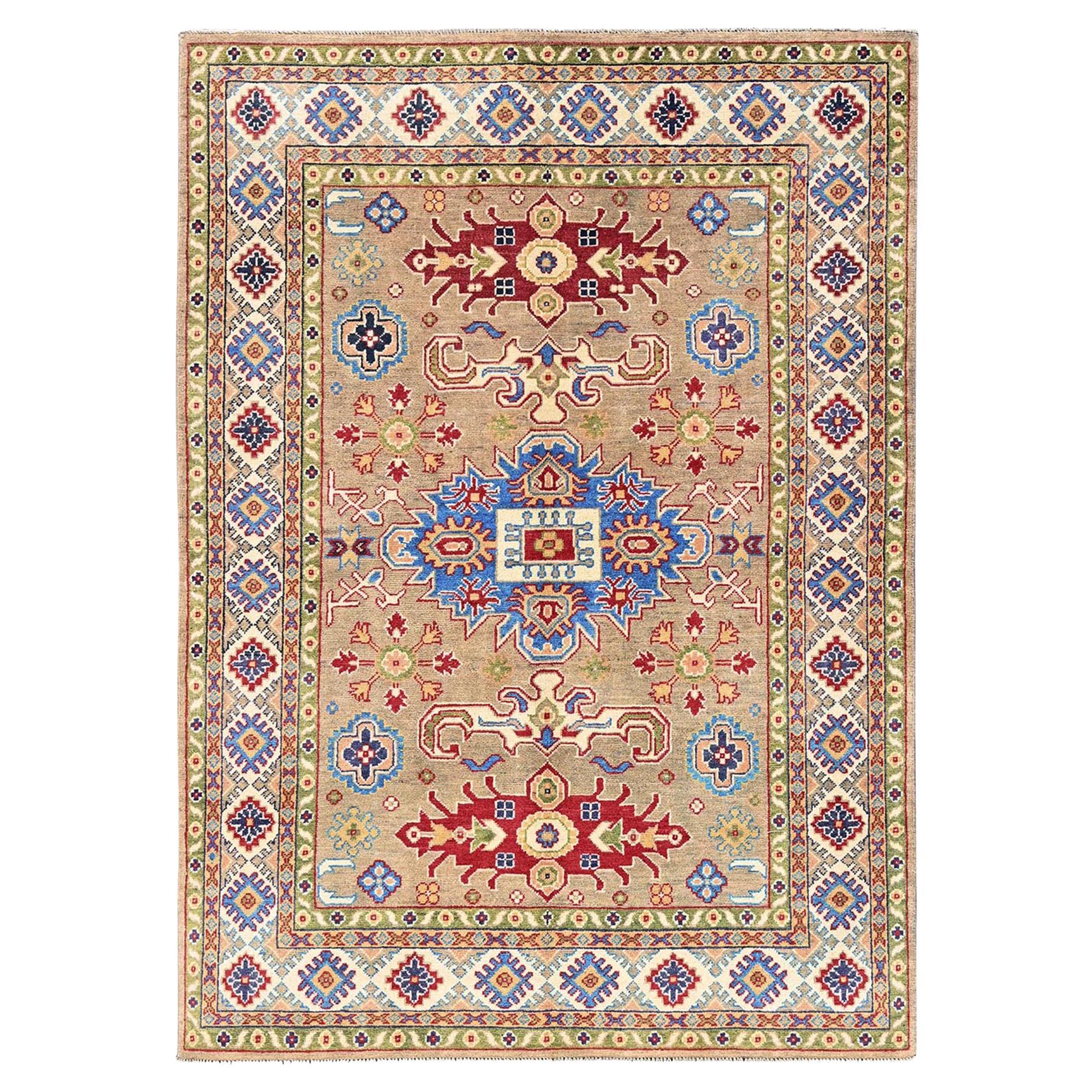 5'x6'9" Tapis oriental en laine douce Kazak marron avec design en médaillon, noué à la main en vente