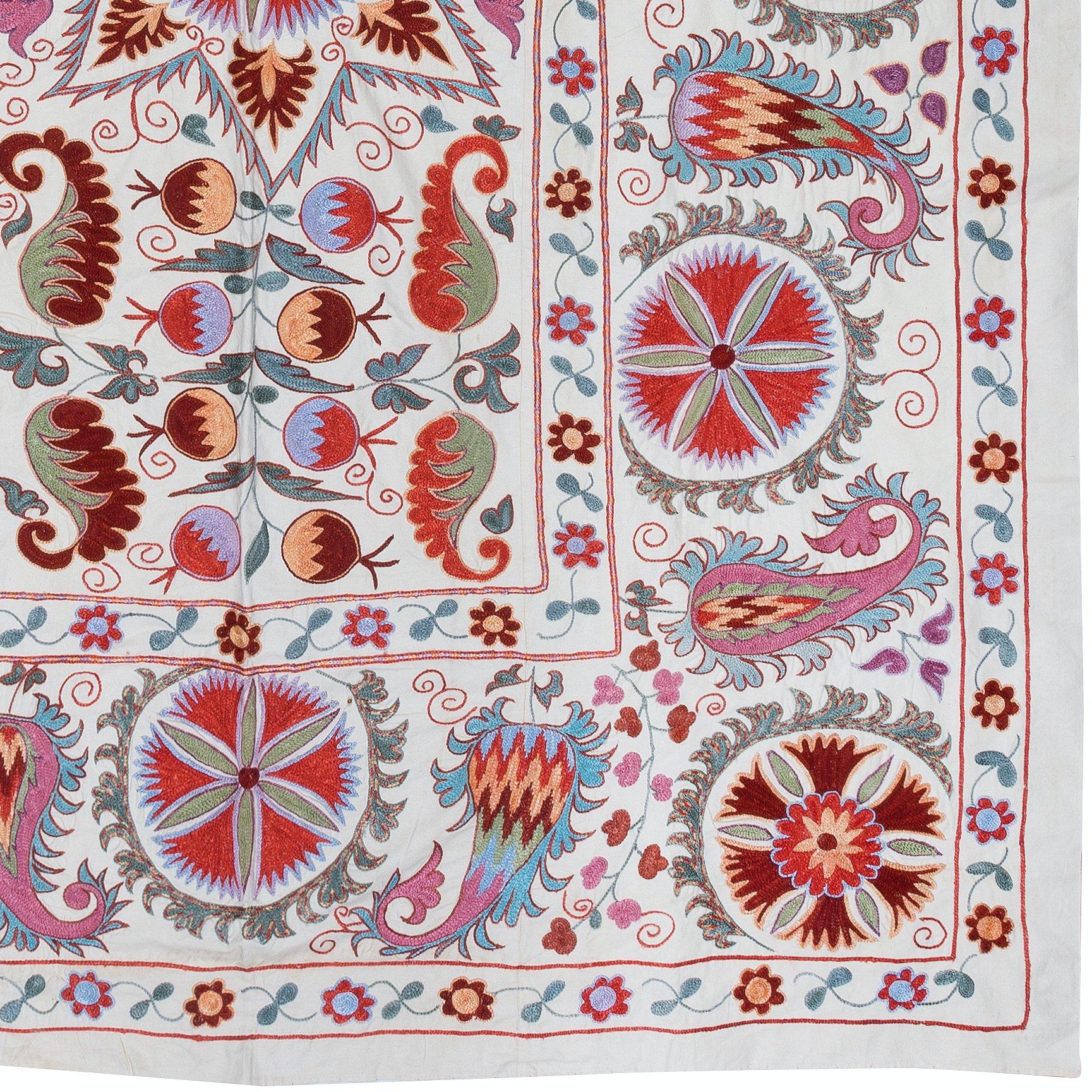 5x6.9 Fuß Usbekistan Suzani-Stoff-Bettbezug, bestickte Seide und Baumwolle, Wandbehang (Usbekisch) im Angebot