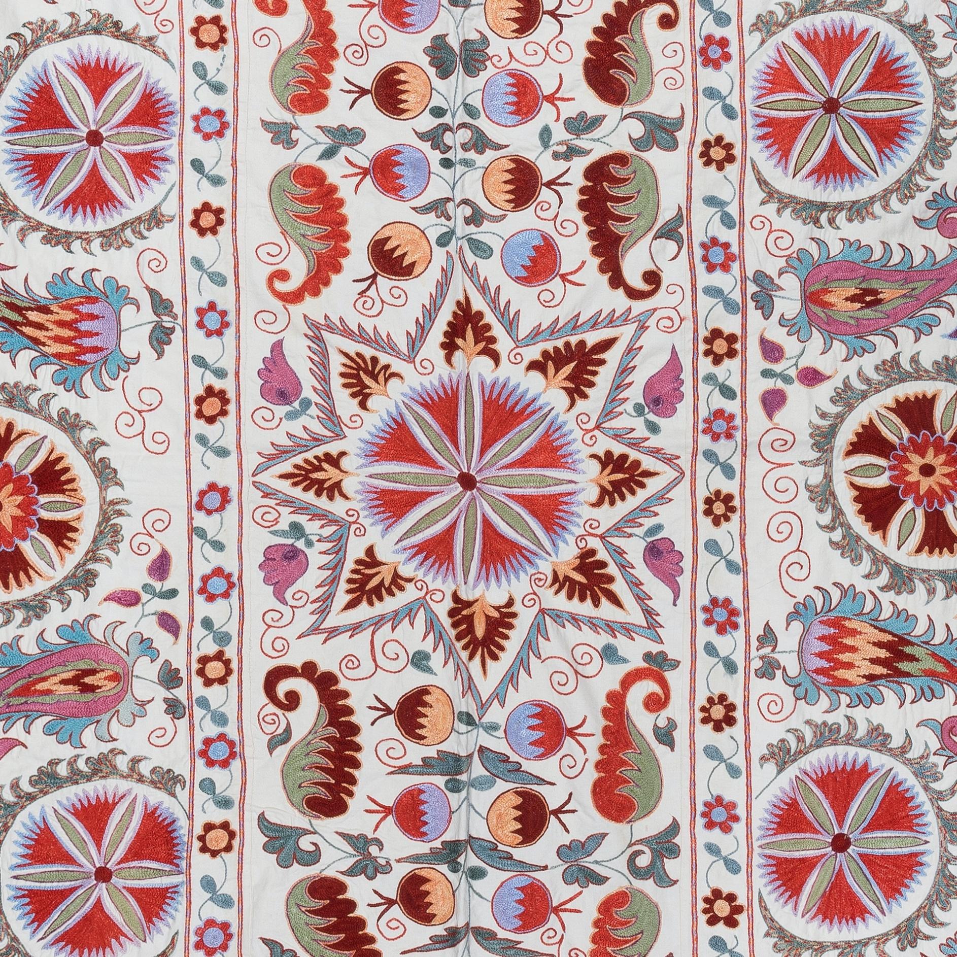 5x6.9 Fuß Usbekistan Suzani-Stoff-Bettbezug, bestickte Seide und Baumwolle, Wandbehang (Bestickt) im Angebot