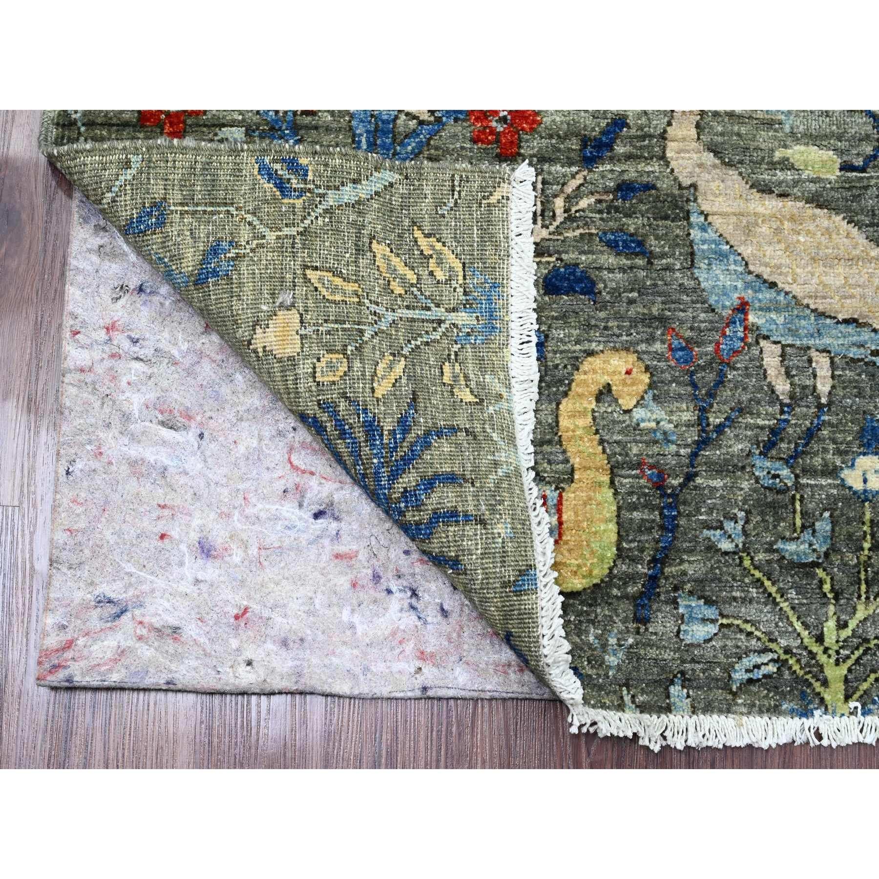 Nevada Grau, Afghanischer Peshawar mit Paradiesvogel-Design, Natürliche Farbstoffe, Handgeknüpft, Weiche Wolle, Orientteppich
Primäre MATERIALIEN: Wolle
Latex: Kein Flor 
Höhe: 0,25 Zoll
Stil: Transitional
Grundfarbe: Grau
Sekundäre Farben: Rot,