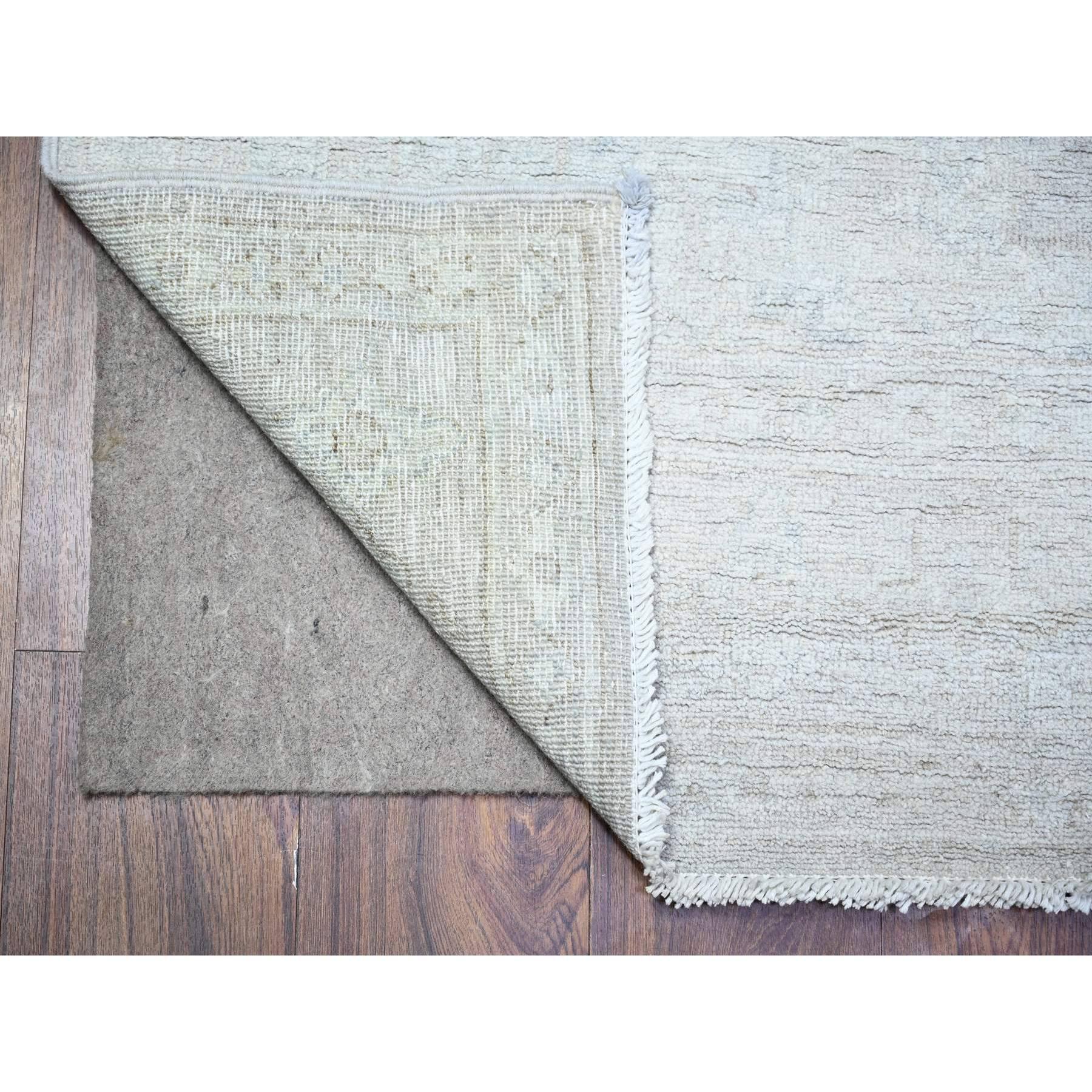 Platingrau, White Wash Peshawar mit All Over Design, Natürliche Farbstoffe, Reine Wolle, Handgeknüpft, Orientteppich
Primäre MATERIALIEN: Wolle
Latex: Kein Flor 
Höhe: 0,25 Zoll
Stil: Transitional
Grundfarbe: Grau
Sekundärfarben: Keine
Muster: