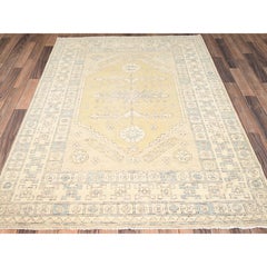 Alfombra de Lana Pura Anudada a Mano con Diseño de Nudo Turco de Aldea Anatolia Beige 5'x7