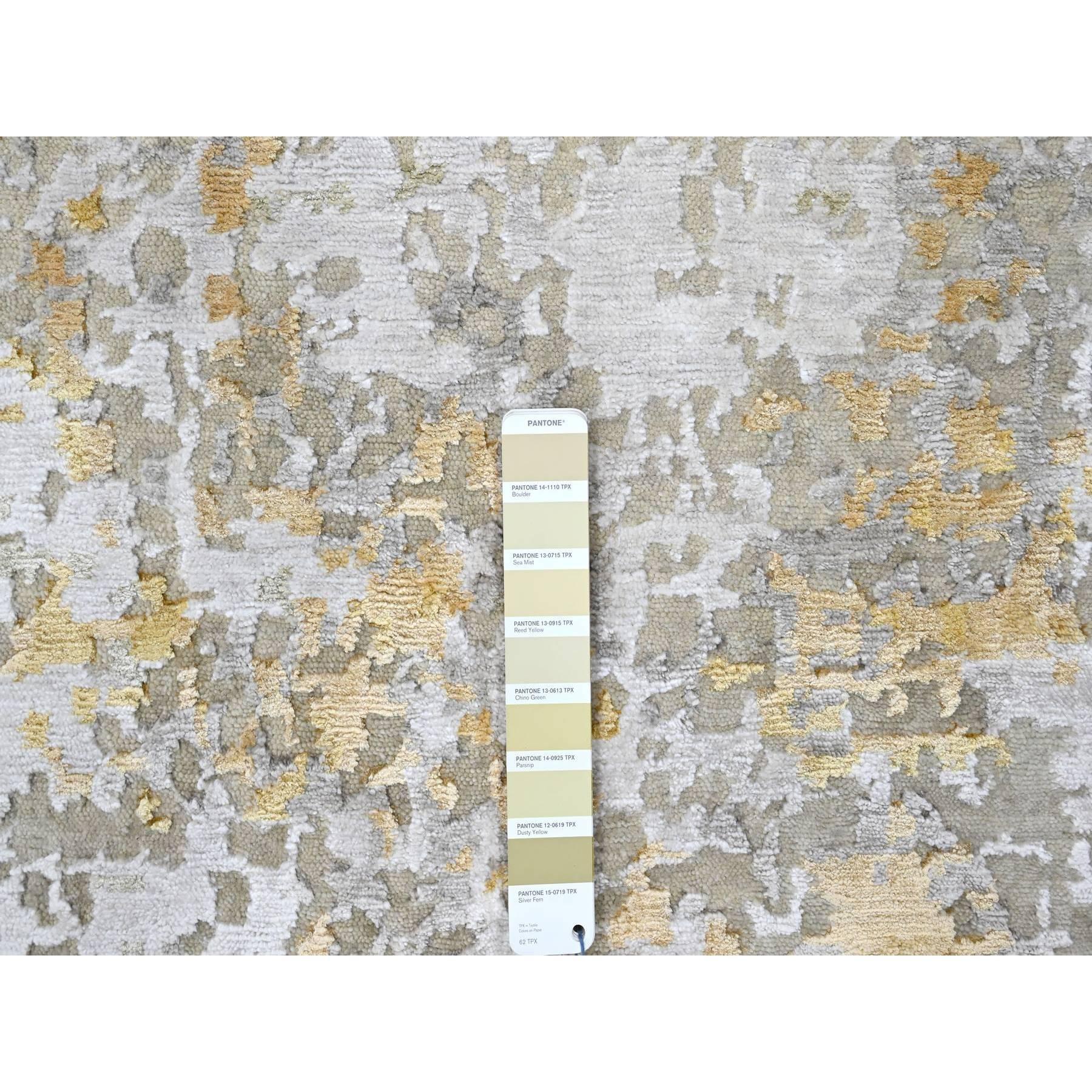 Indian 5'x7' Beige with Gold Hand Knotted Abstract Design Wool-Silk Oriental Rug For Sale