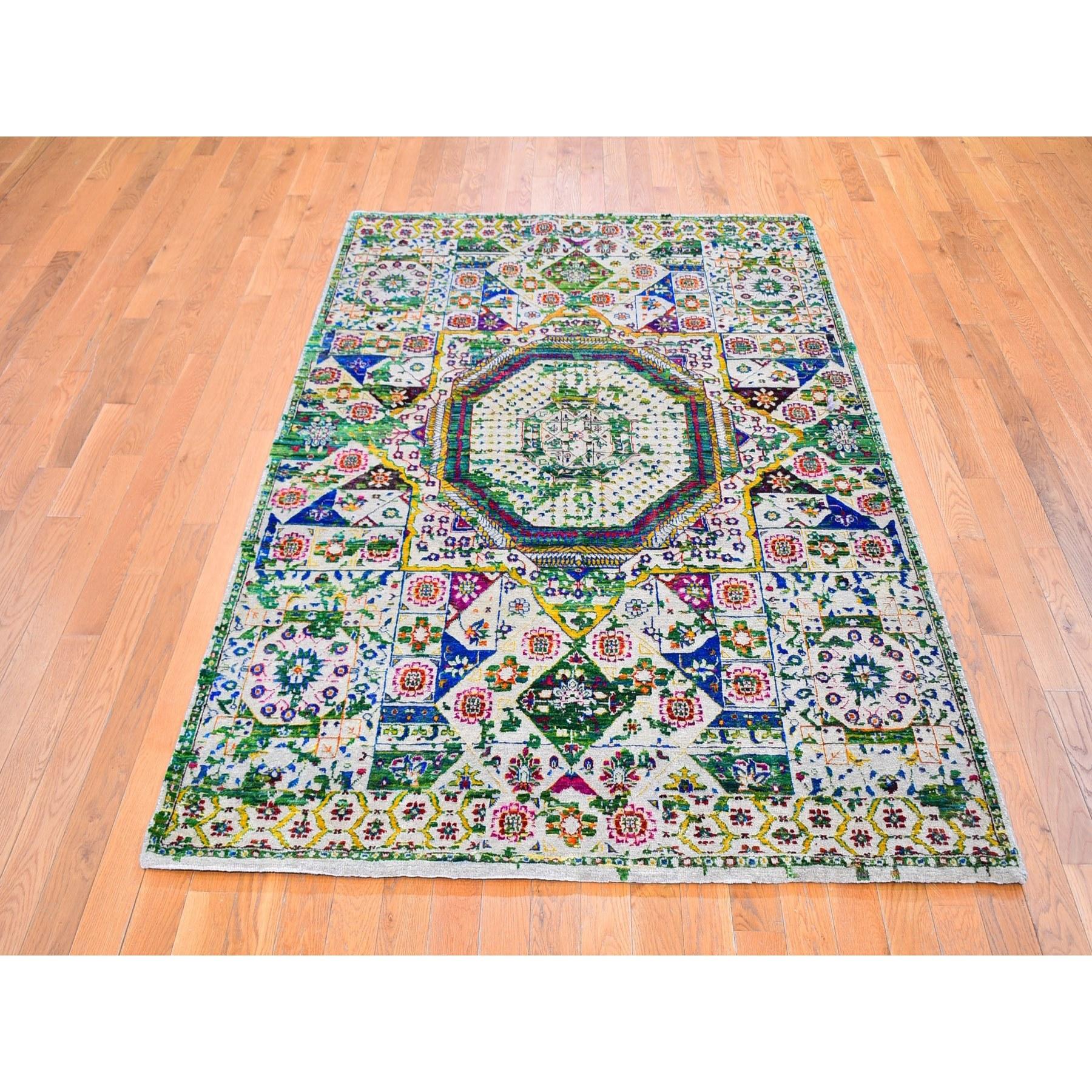 Dies ist eine wirklich echte one-of-a-kind Bunte Sari Seide Mamluken Design Hand geknüpft orientalischen Teppich. Es wurde monatelang von erfahrenen Handwerkern in der jahrhundertealten persischen Webtechnik gewebt.
Primäre MATERIALIEN: Wolle &