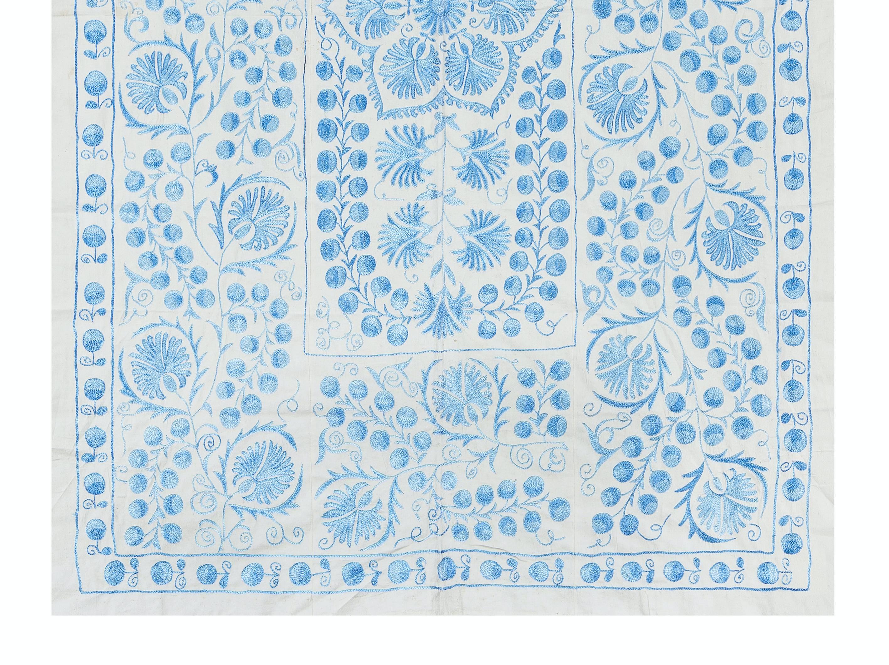 Ouzbek 5x7 Ft Classic Suzani Silk Hand Embroidery, New Wall Tending, Bed or Table Cover en vente