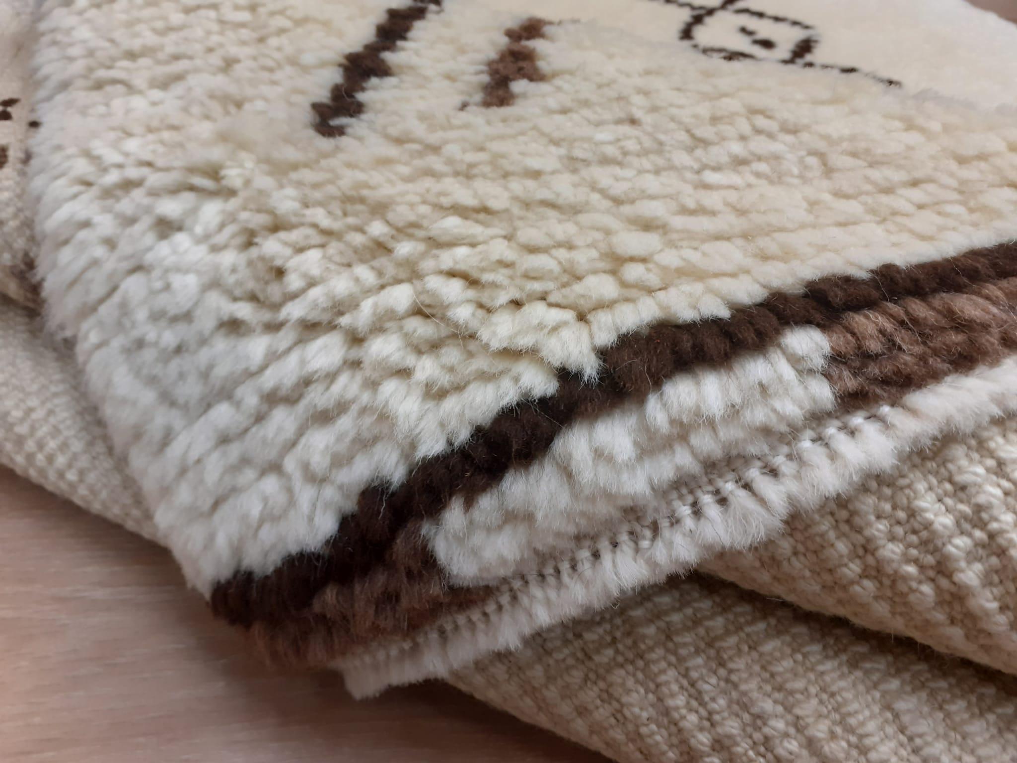 5x7 ft Handgefertigter Beni Ourain Marokkanischer Tulu Teppich aus elfenbeinfarbener, brauner und schwarzer Wolle im Angebot 1