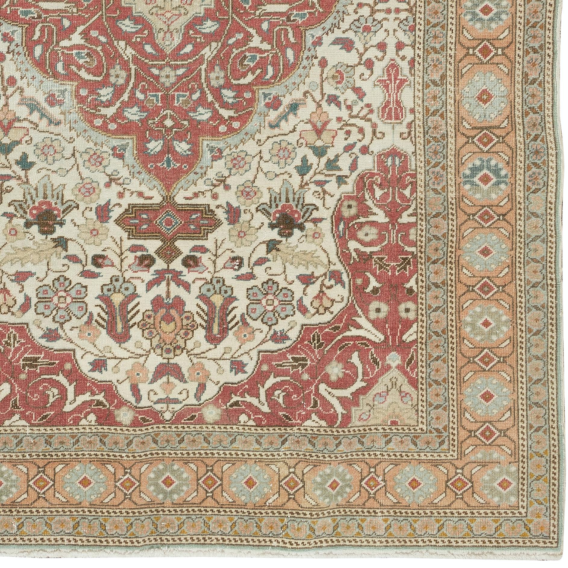 5x7 ft Traditional Vintage Handmade Turkish Wool Rug with Medallion Design In Good Condition For Sale In Philadelphia, PA