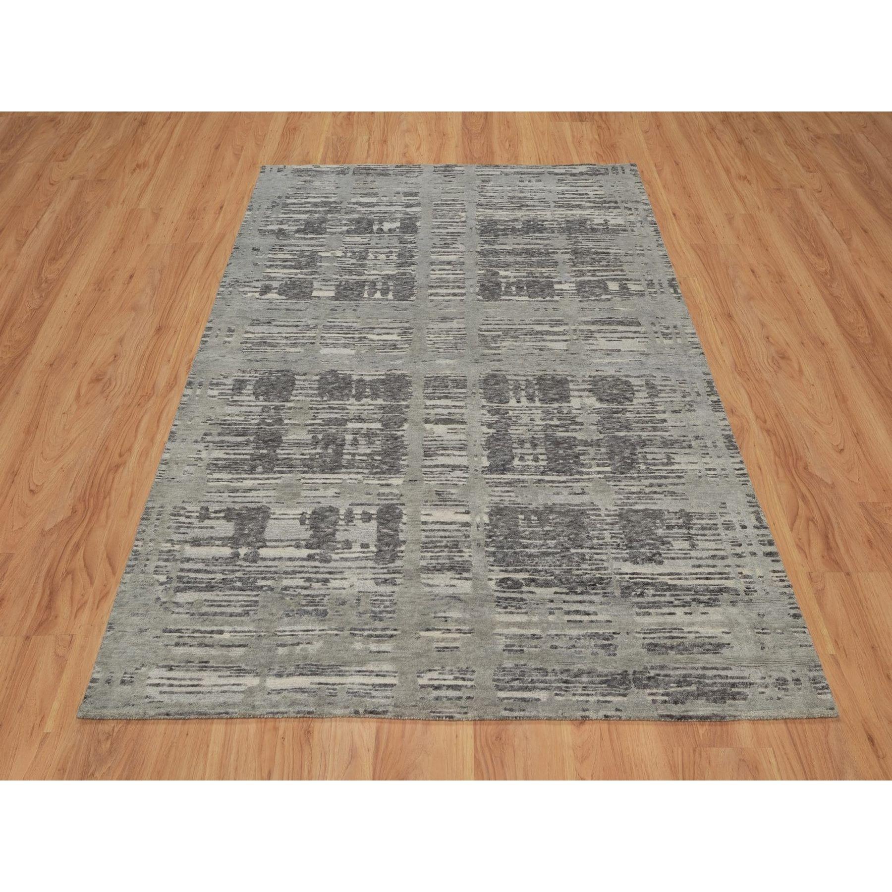 Mirage Grau, Modernes Criss Cross Erased Design, Handgesponnene ungefärbte natürliche Wolle, Handgeknüpft, Orientteppich
Primäre MATERIALIEN: Wolle
Latex: Kein Flor 
Höhe: 0,25 Zoll
Stil: AM Contemporary
Grundfarbe: Grau
Sekundärfarben: Elfenbein,