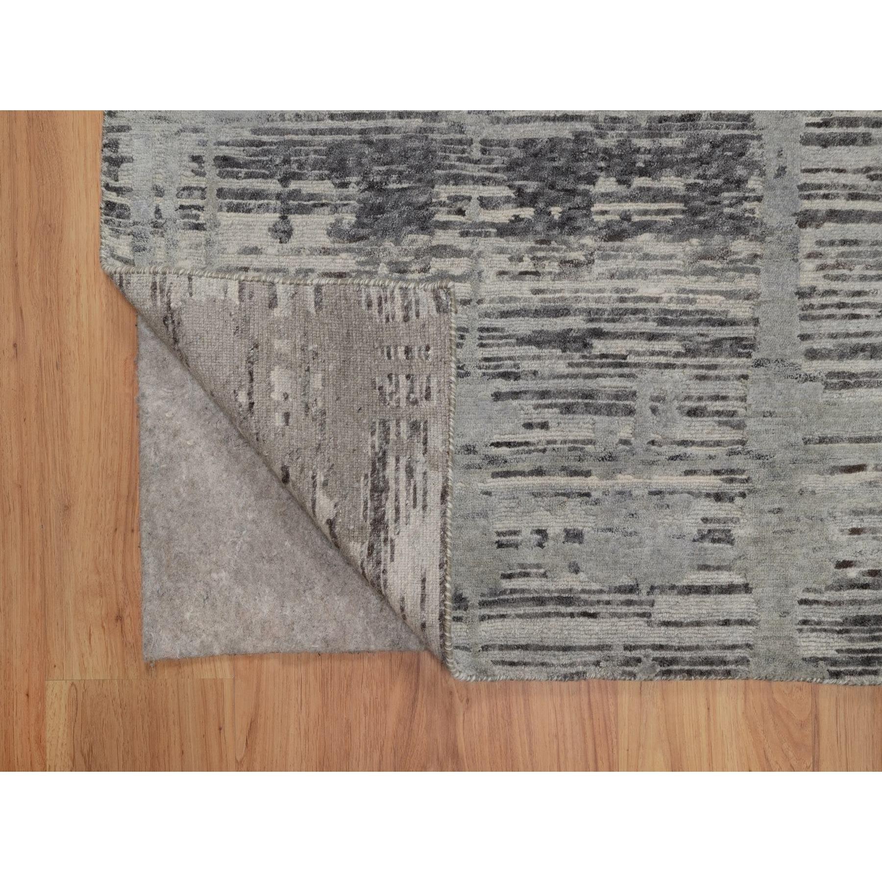 5'x7' Grau Modern Criss Cross Erased Design Handgeknüpft Natürliche Wolle Teppich (Moderne) im Angebot