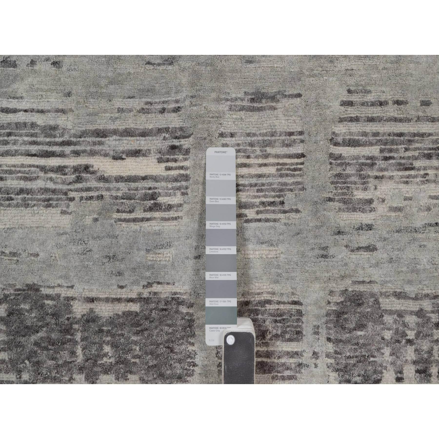 5'x7' Grau Modern Criss Cross Erased Design Handgeknüpft Natürliche Wolle Teppich (Indisch) im Angebot