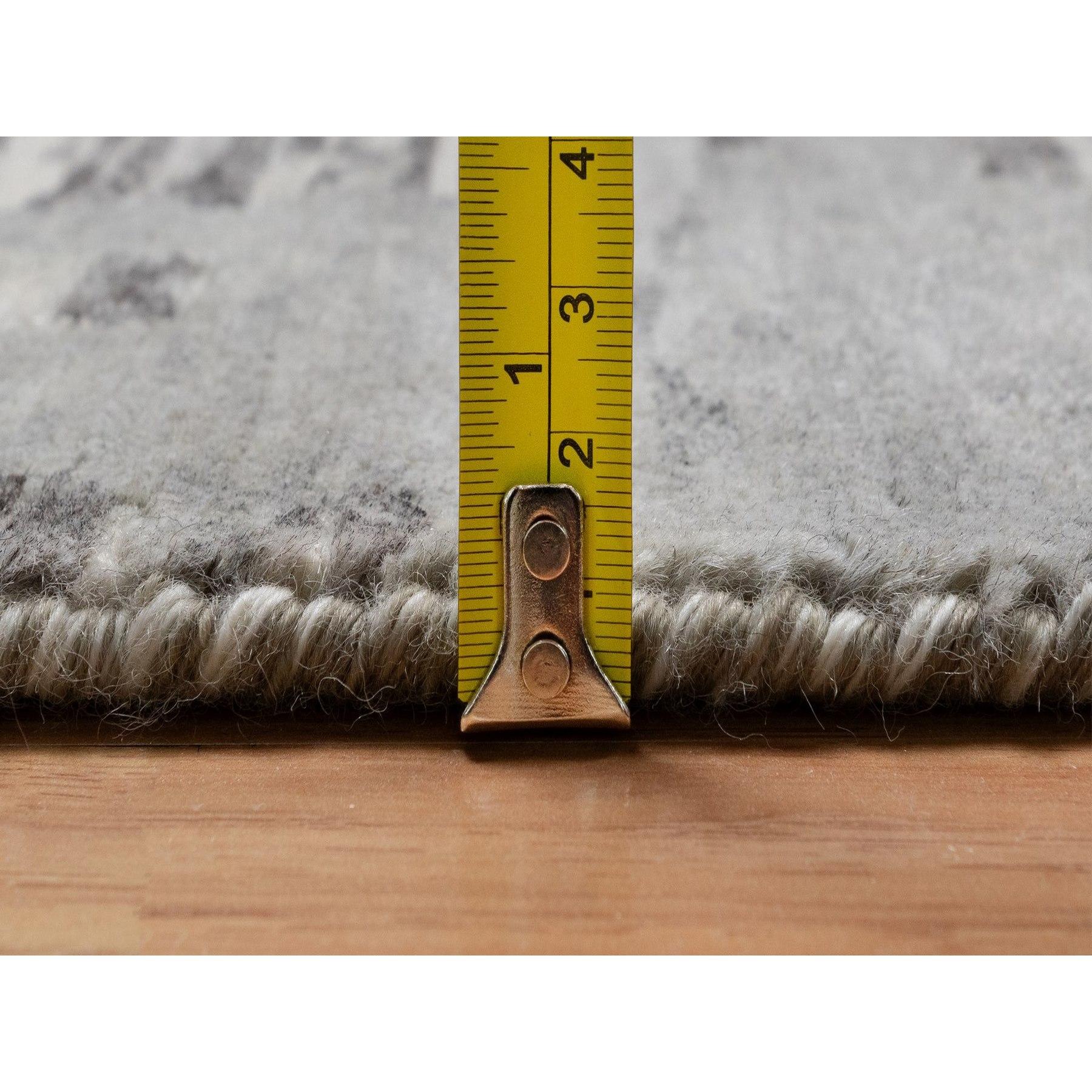 5'x7' Grau Modern Criss Cross Erased Design Handgeknüpft Natürliche Wolle Teppich im Angebot 1