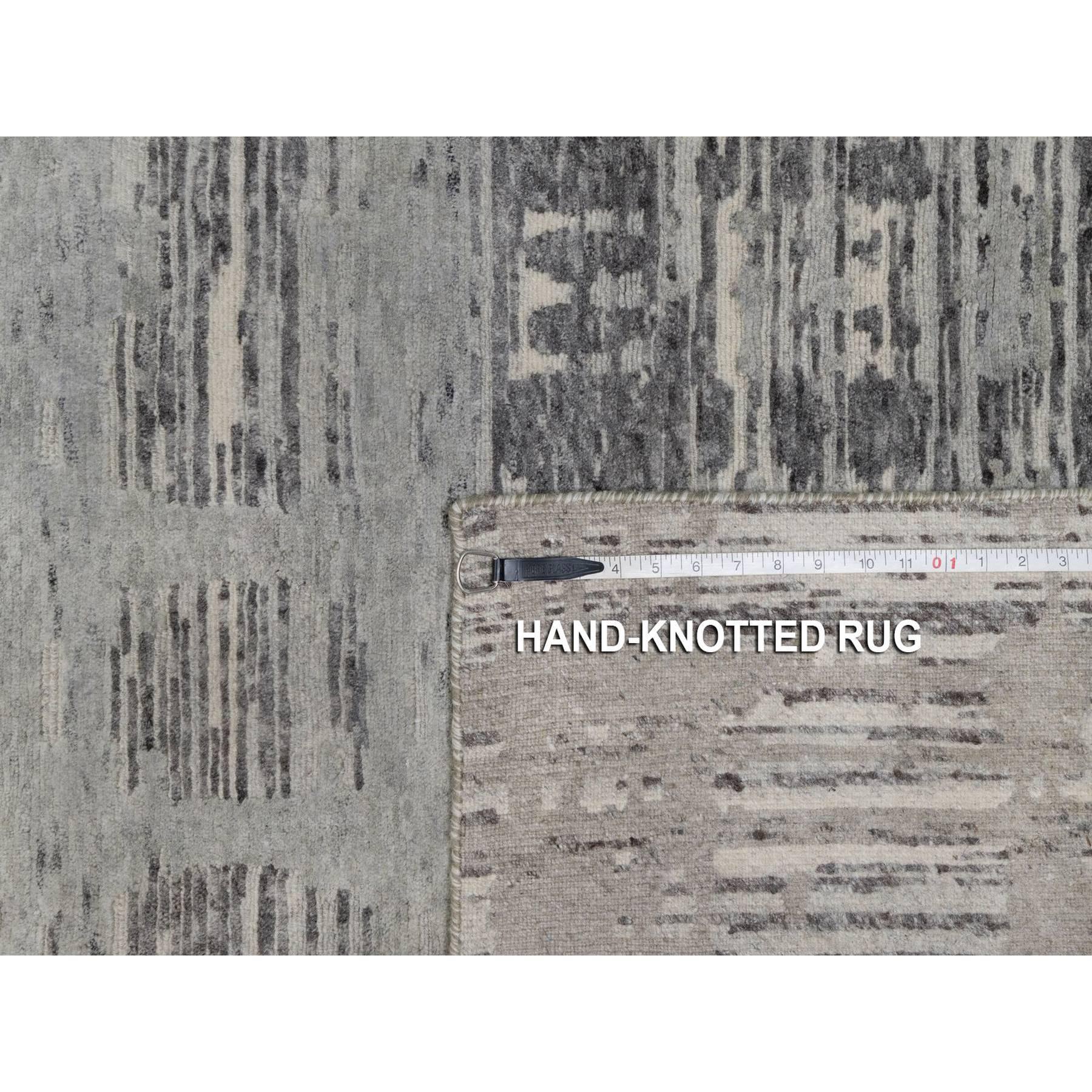 5'x7' Grau Modern Criss Cross Erased Design Handgeknüpft Natürliche Wolle Teppich im Angebot 2