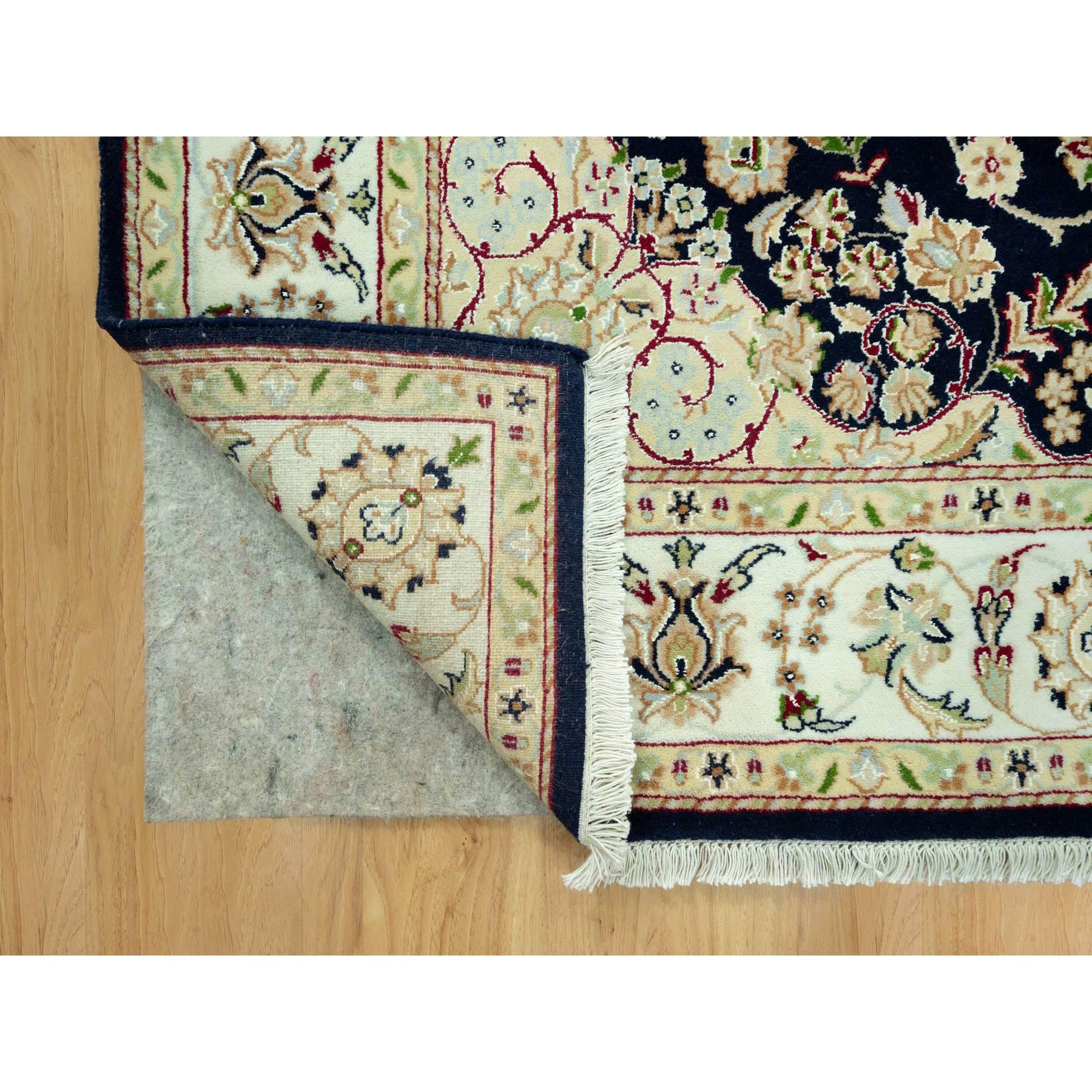 Alfombra oriental de lana orgánica con diseño floral anudado a mano Hague Azul Nain de 5 x 7 pies Medieval en venta