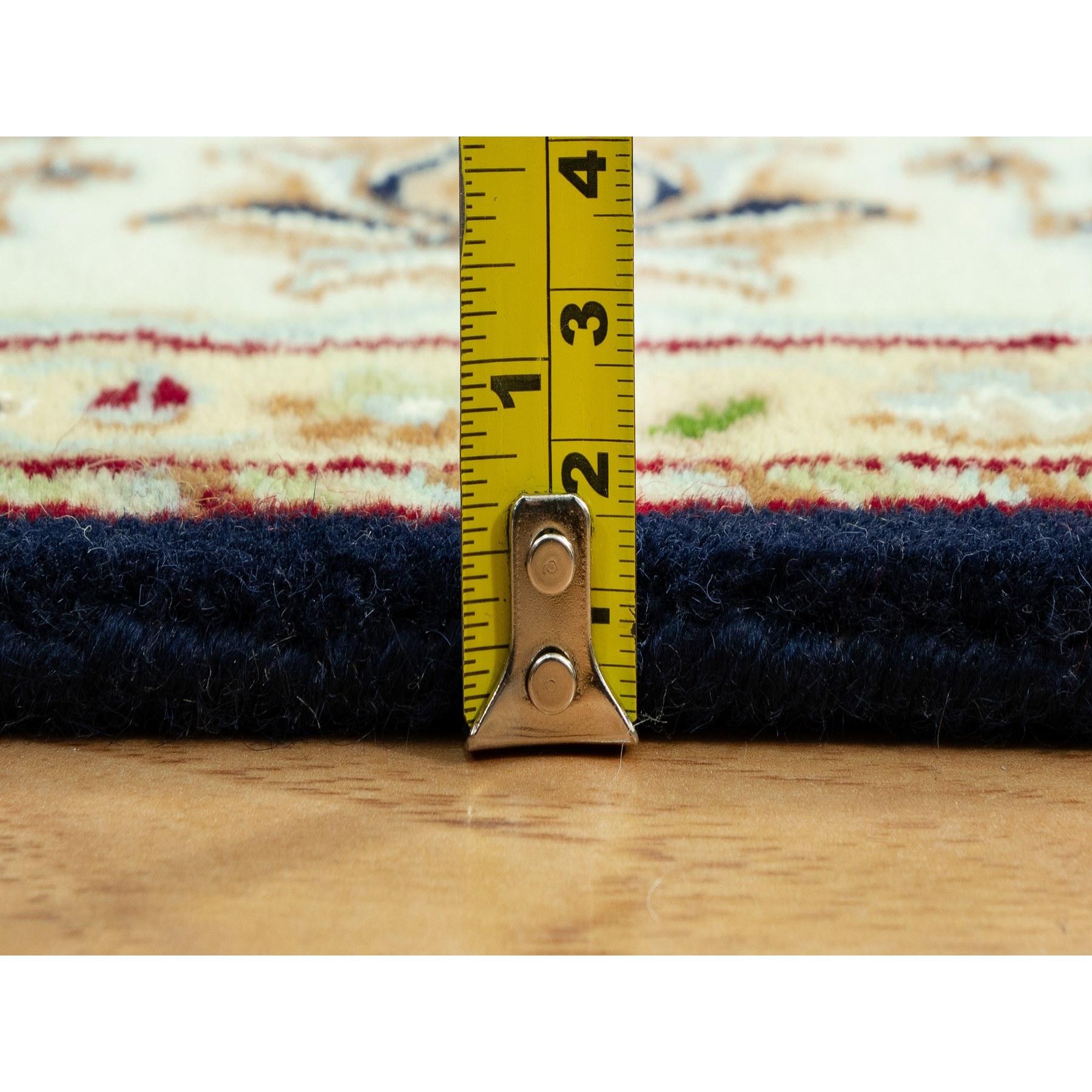 Alfombra oriental de lana orgánica con diseño floral anudado a mano Hague Azul Nain de 5 x 7 pies Siglo XXI y contemporáneo en venta