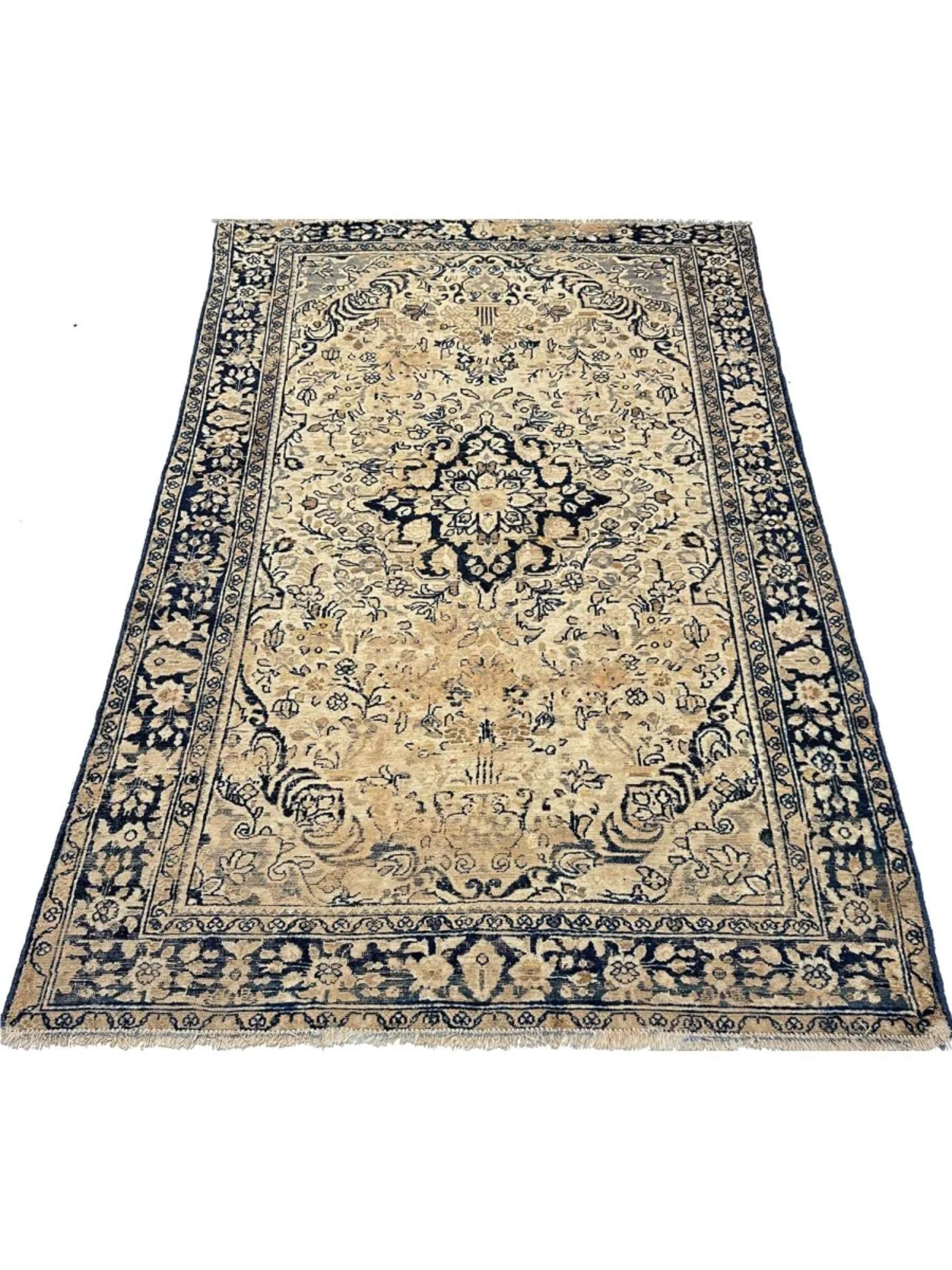 Scopri l'arte senza tempo della tessitura con il Tappeto 5x7 Tabriz, un vero riflesso di eleganza e maestria artigianale. Rinomati per le loro eccezionali capacità di tessitura e per l'attenzione ai dettagli, gli artigiani danno vita a questo