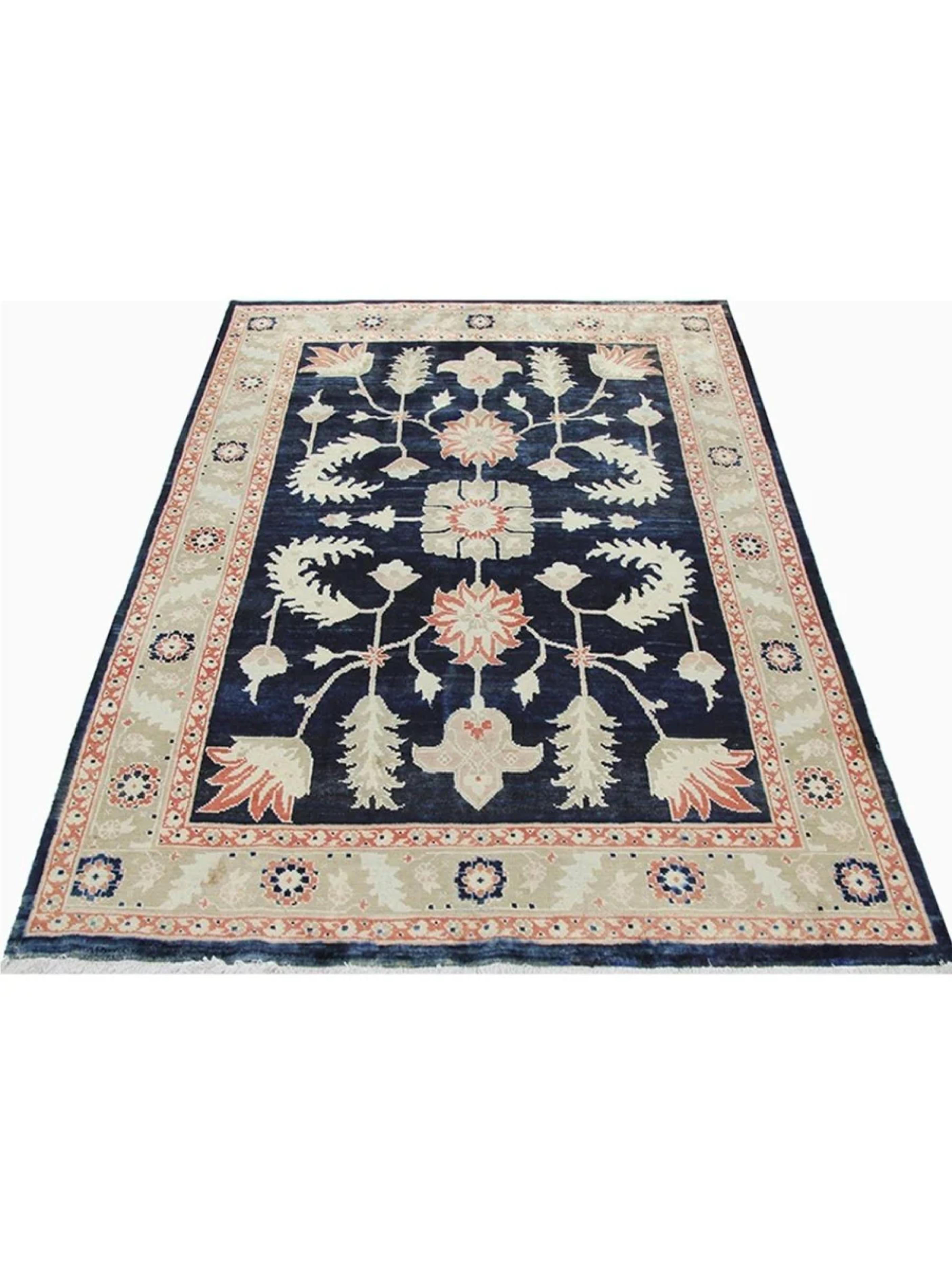 Erleben Sie die zeitlose Schönheit der Handwerkskunst mit diesem exquisiten 5x7 alten Tabriz Area Rug. Dieser Teppich zeichnet sich durch eine sorgfältige vierlagige Konstruktion aus, die die außergewöhnliche Qualität und Kunstfertigkeit
