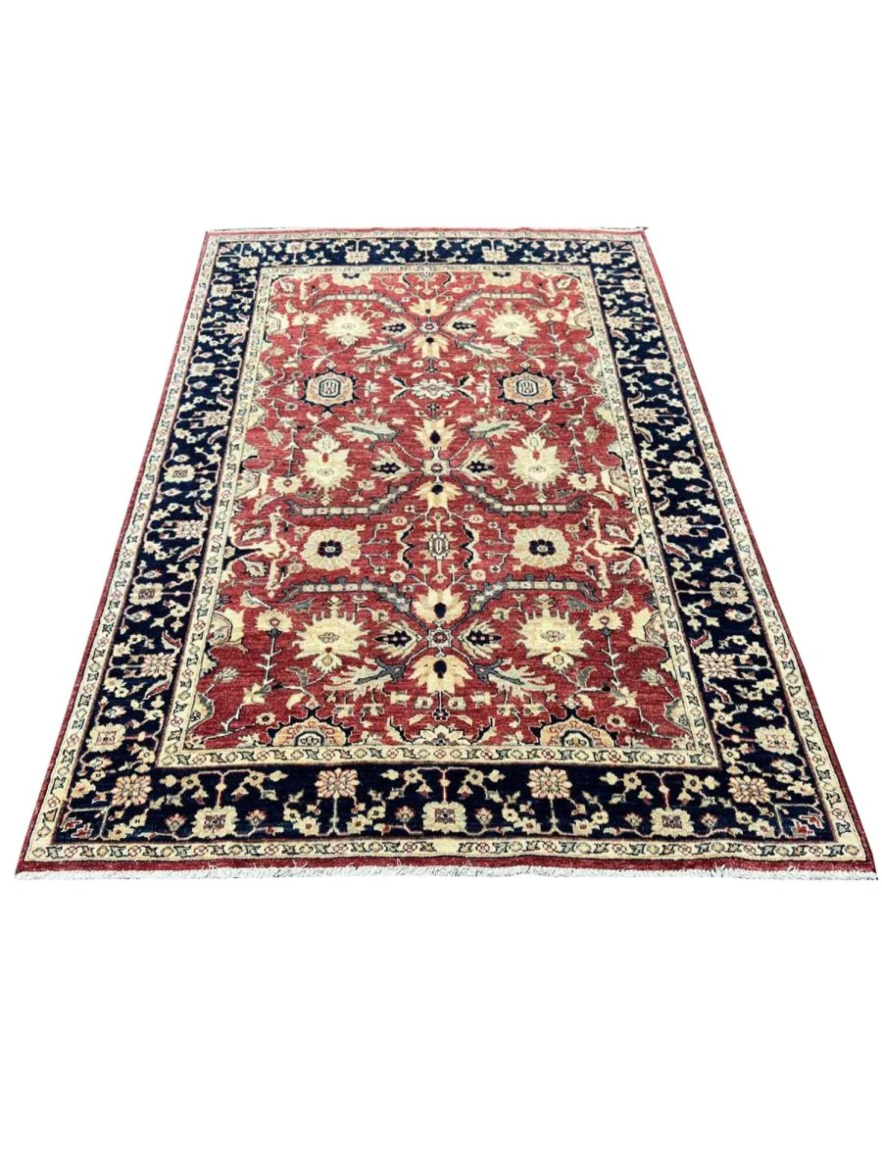 Améliorez votre espace avec l'élégance artistique de ce superbe tapis pakistanais de style Heriz de 5x7, un chef-d'œuvre artisanal qui ajoute à la fois sophistication et chaleur à n'importe quel espace de vie. Habilement tissé à la main par des
