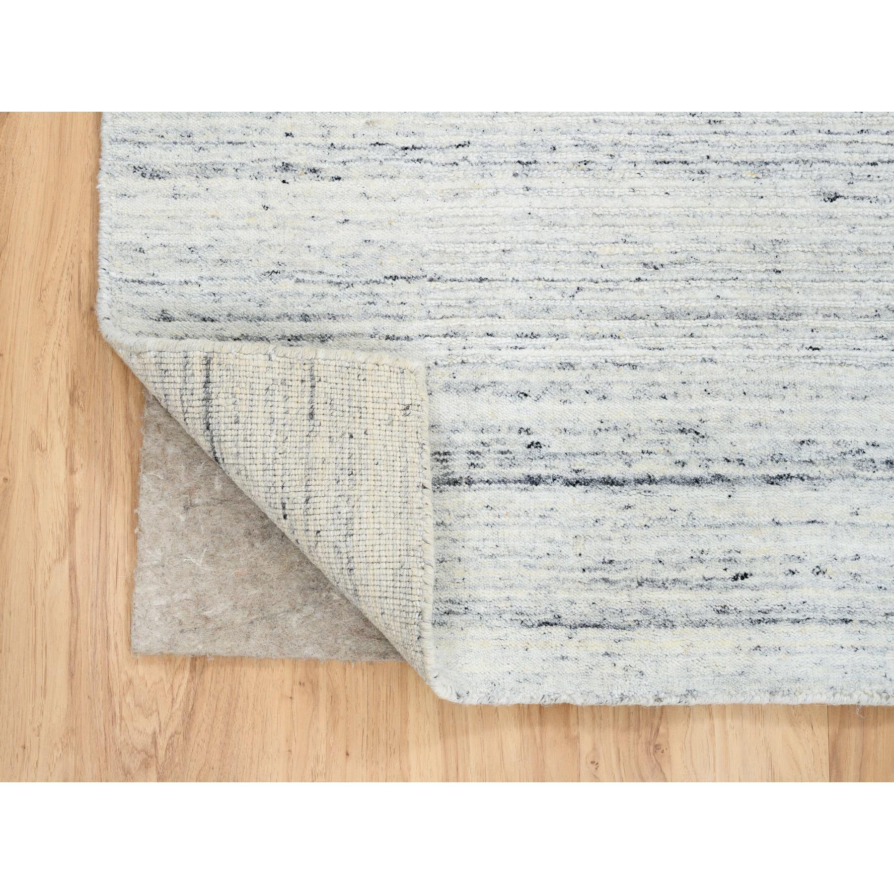 5'x7' Elfenbein, handgewebt, einfarbig Modernes Striae Design Weicher Flor Weicher Wollteppich (Indisch) im Angebot