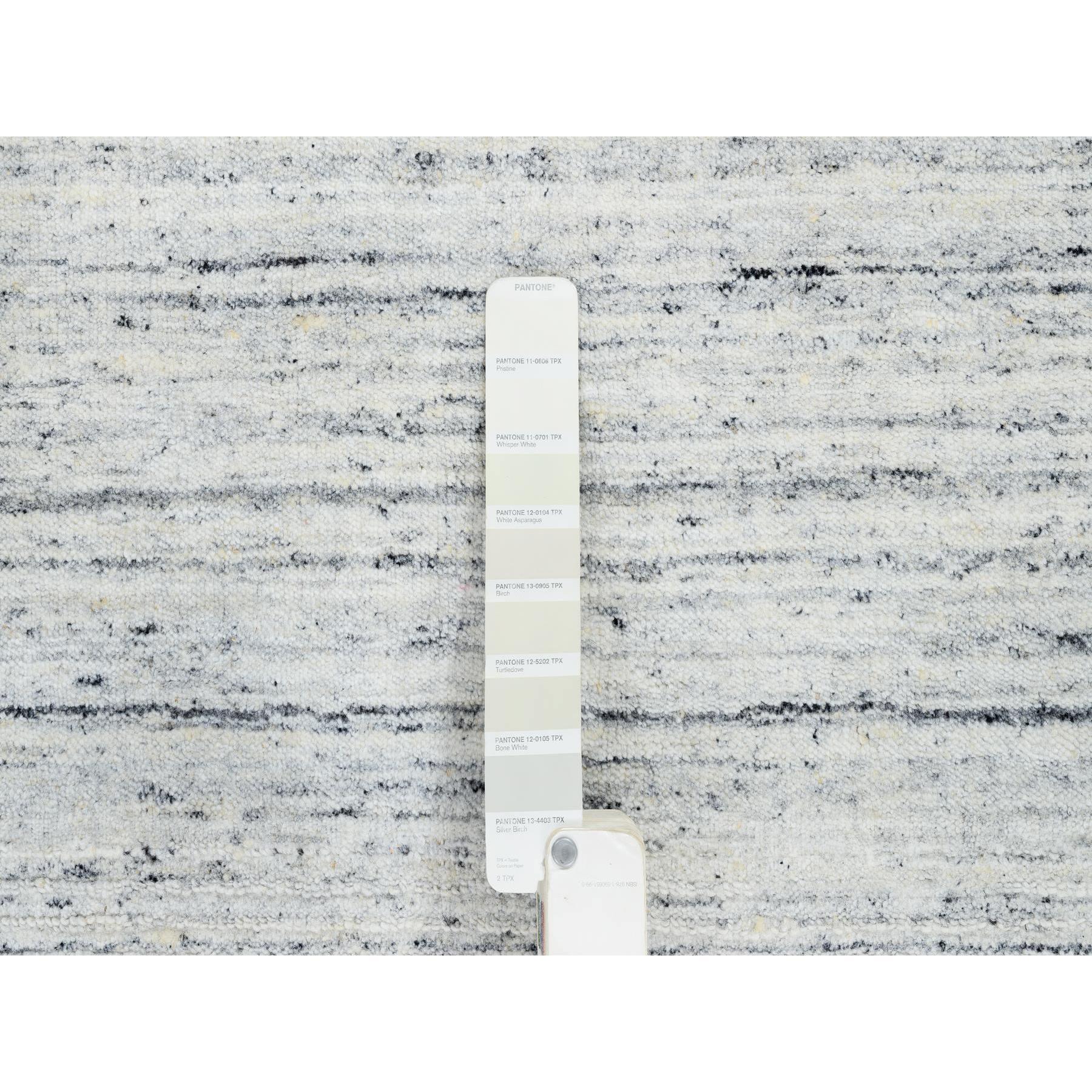 5'x7' Elfenbein, handgewebt, einfarbig Modernes Striae Design Weicher Flor Weicher Wollteppich (Handgeknüpft) im Angebot