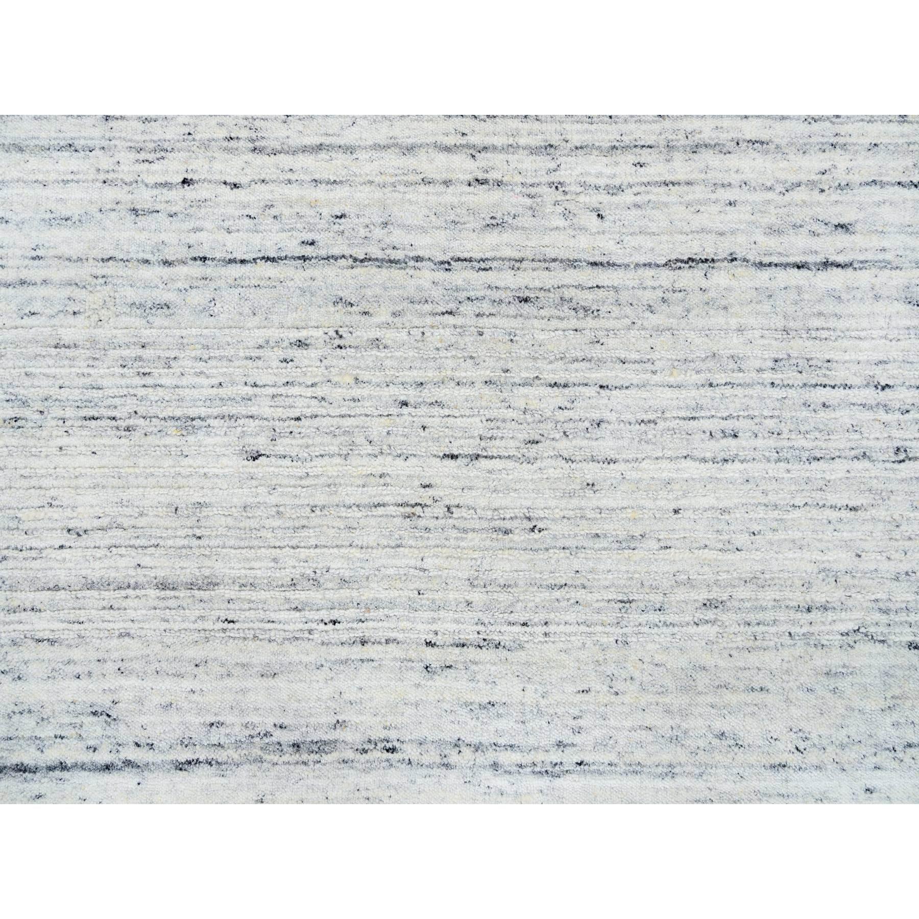 5'x7' Elfenbein, handgewebt, einfarbig Modernes Striae Design Weicher Flor Weicher Wollteppich im Zustand „Neu“ im Angebot in Carlstadt, NJ