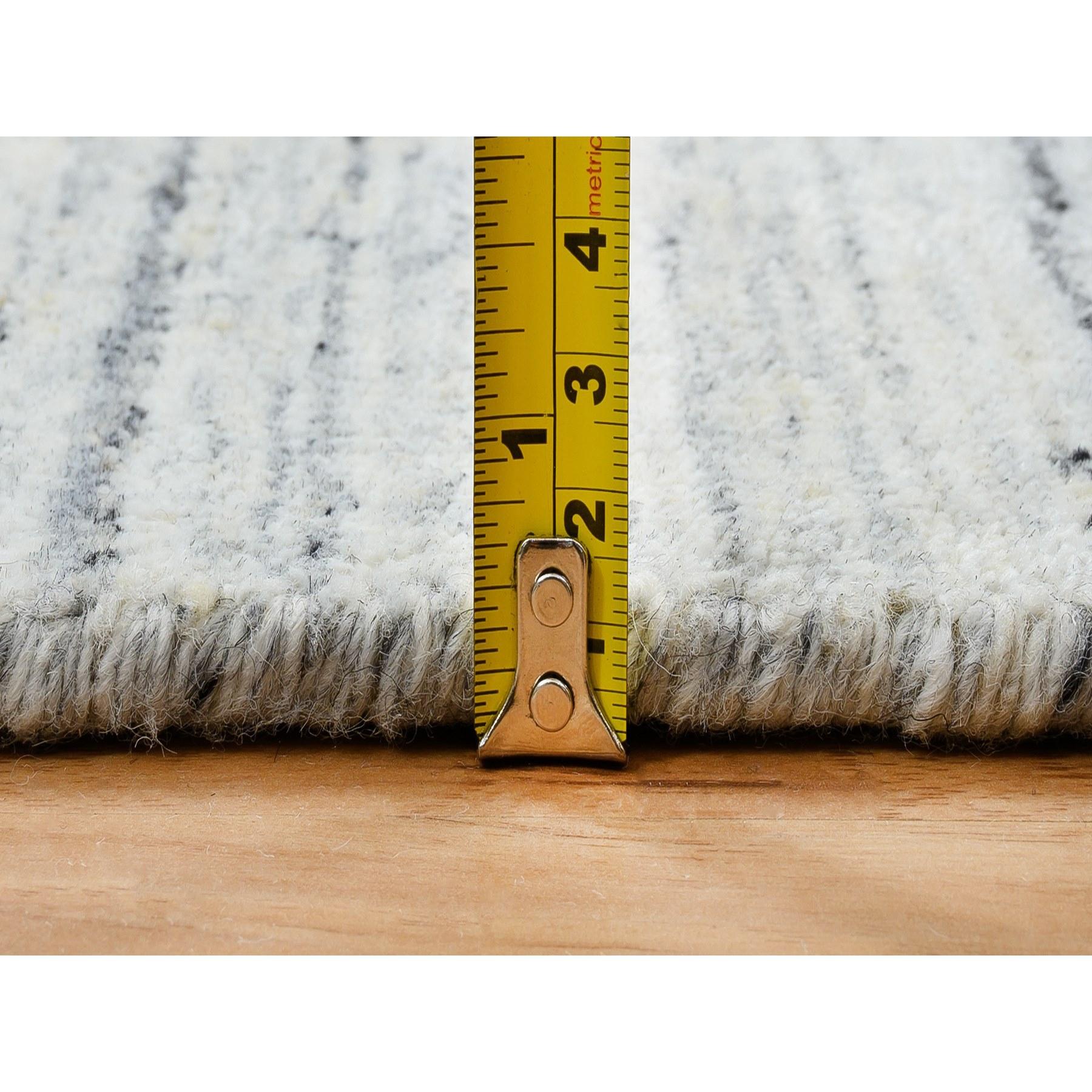 5'x7' Elfenbein, handgewebt, einfarbig Modernes Striae Design Weicher Flor Weicher Wollteppich (Wolle) im Angebot