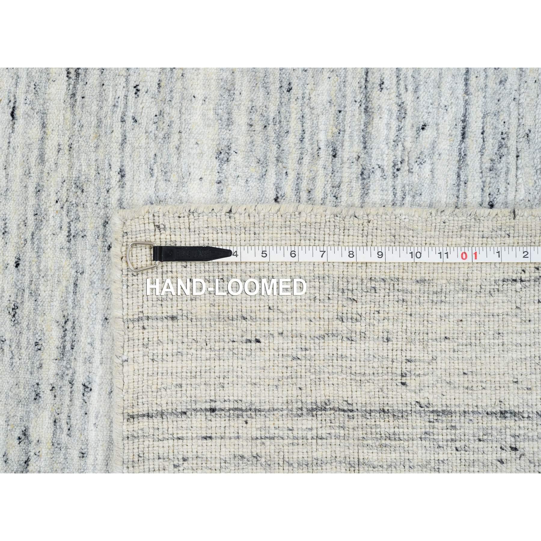 5'x7' Elfenbein, handgewebt, einfarbig Modernes Striae Design Weicher Flor Weicher Wollteppich im Angebot 1