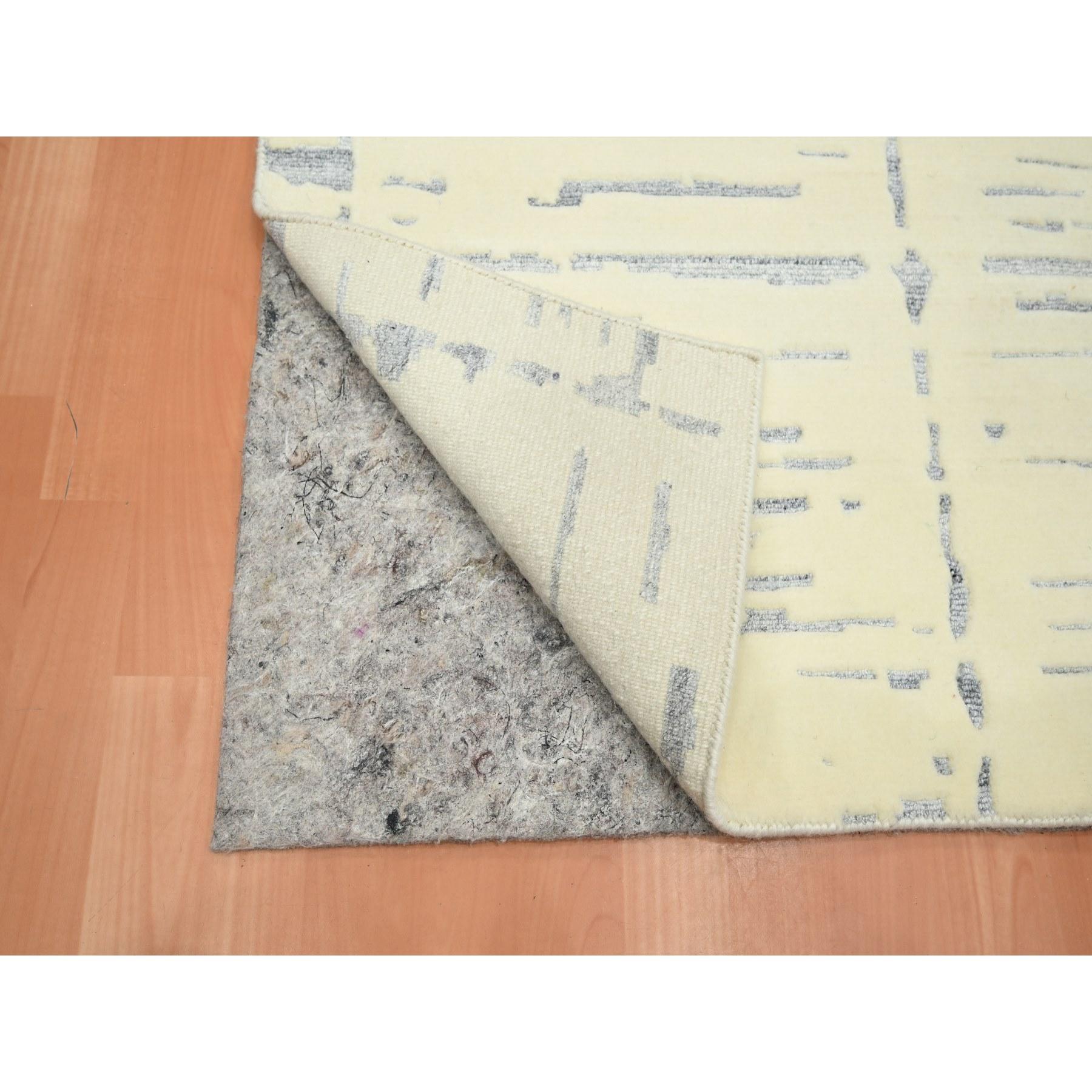 5'x7' Elfenbein Modernes Design Texturierte Webart Handgeknüpft Wolle & Seide Teppich (Indisch) im Angebot