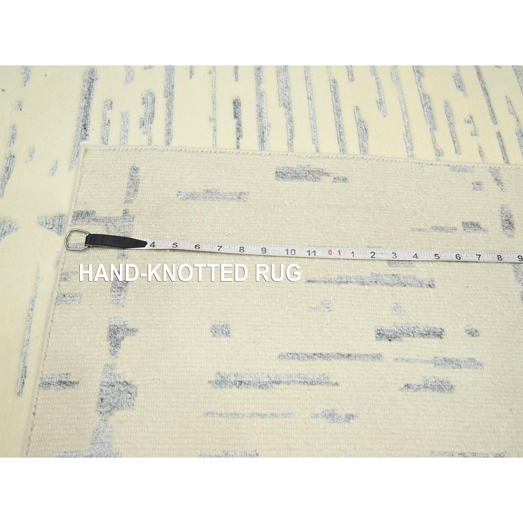 5'x7' Elfenbein Modernes Design Texturierte Webart Handgeknüpft Wolle & Seide Teppich im Angebot 2