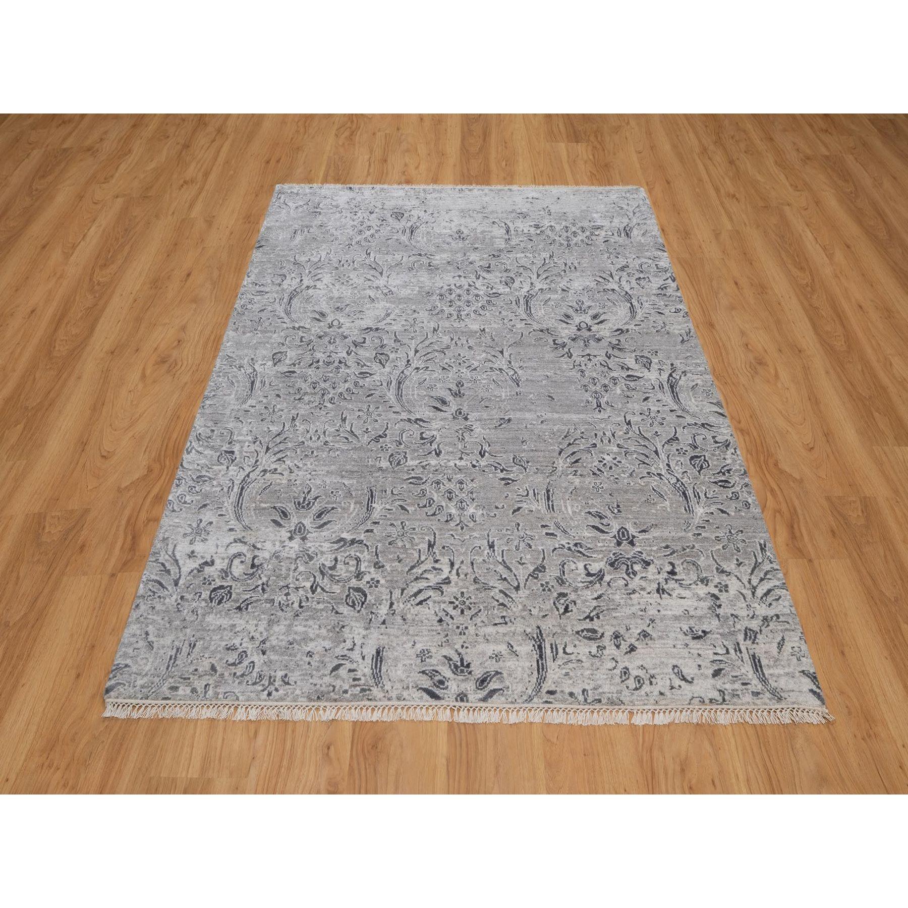 Mittelgrau, Ton in Ton, Damastmuster, Handgeknüpft, Wolle und Seide auf Pflanzenbasis, Orientteppich
Primäre MATERIALIEN: Wolle & Seide
Latex: Kein Flor 
Höhe: 0,25 Zoll
Stil: Transitional
Grundfarbe: Grau
Sekundäre Farben: Weiß, Charcoal