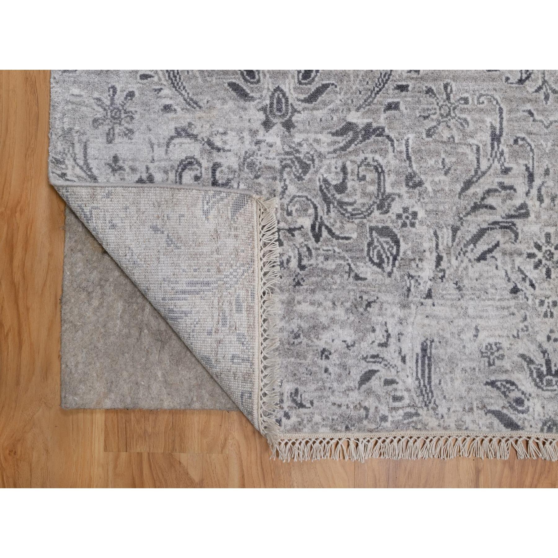 5'x7' Mittelgrau Ton in Ton Damast Design Hand geknüpft Wolle und Seide Teppich (Mittelalterlich) im Angebot