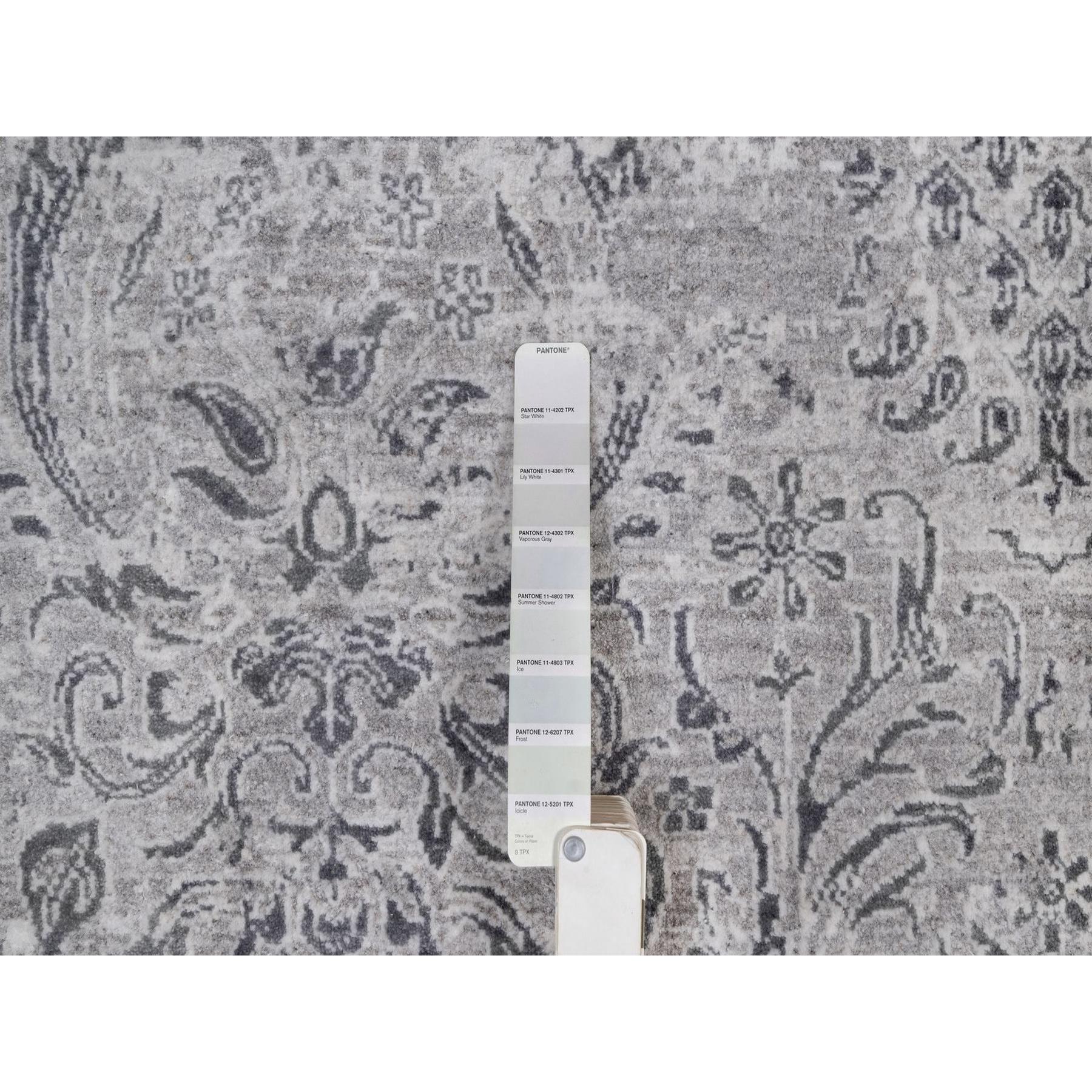 5'x7' Mittelgrau Ton in Ton Damast Design Hand geknüpft Wolle und Seide Teppich (Indisch) im Angebot