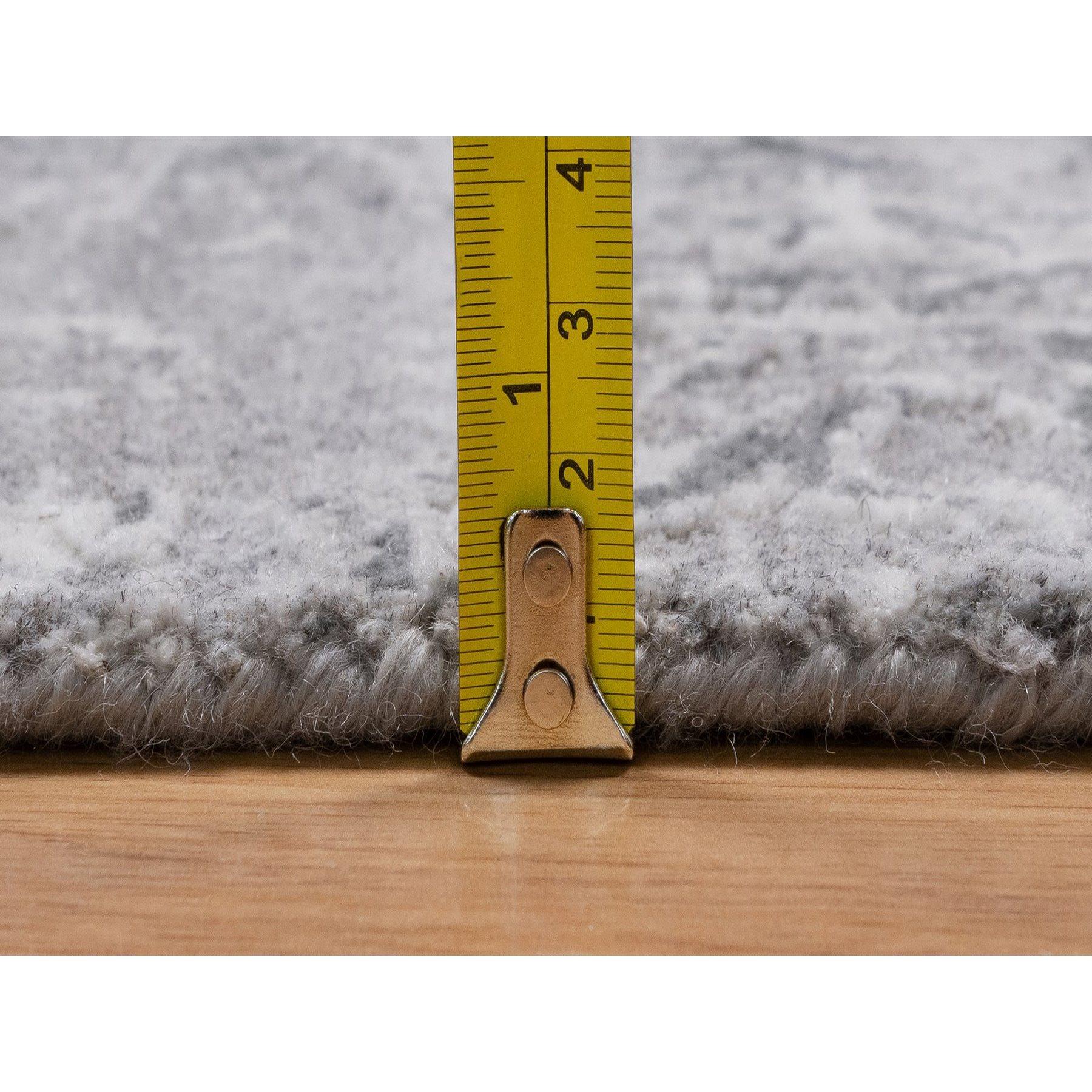 5'x7' Mittelgrau Ton in Ton Damast Design Hand geknüpft Wolle und Seide Teppich (21. Jahrhundert und zeitgenössisch) im Angebot